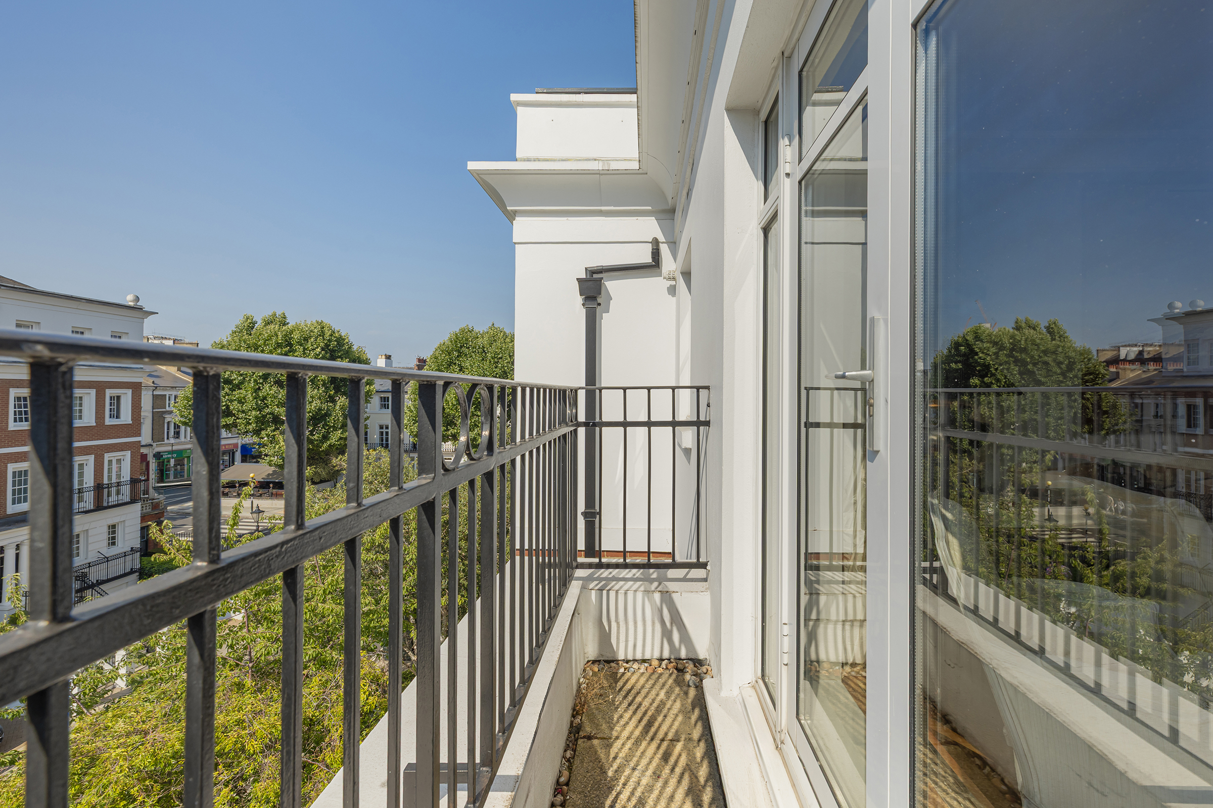  A Third-Floor Apartment with Two Balconies in a Sought-After Kensington Developm - 物件實景
