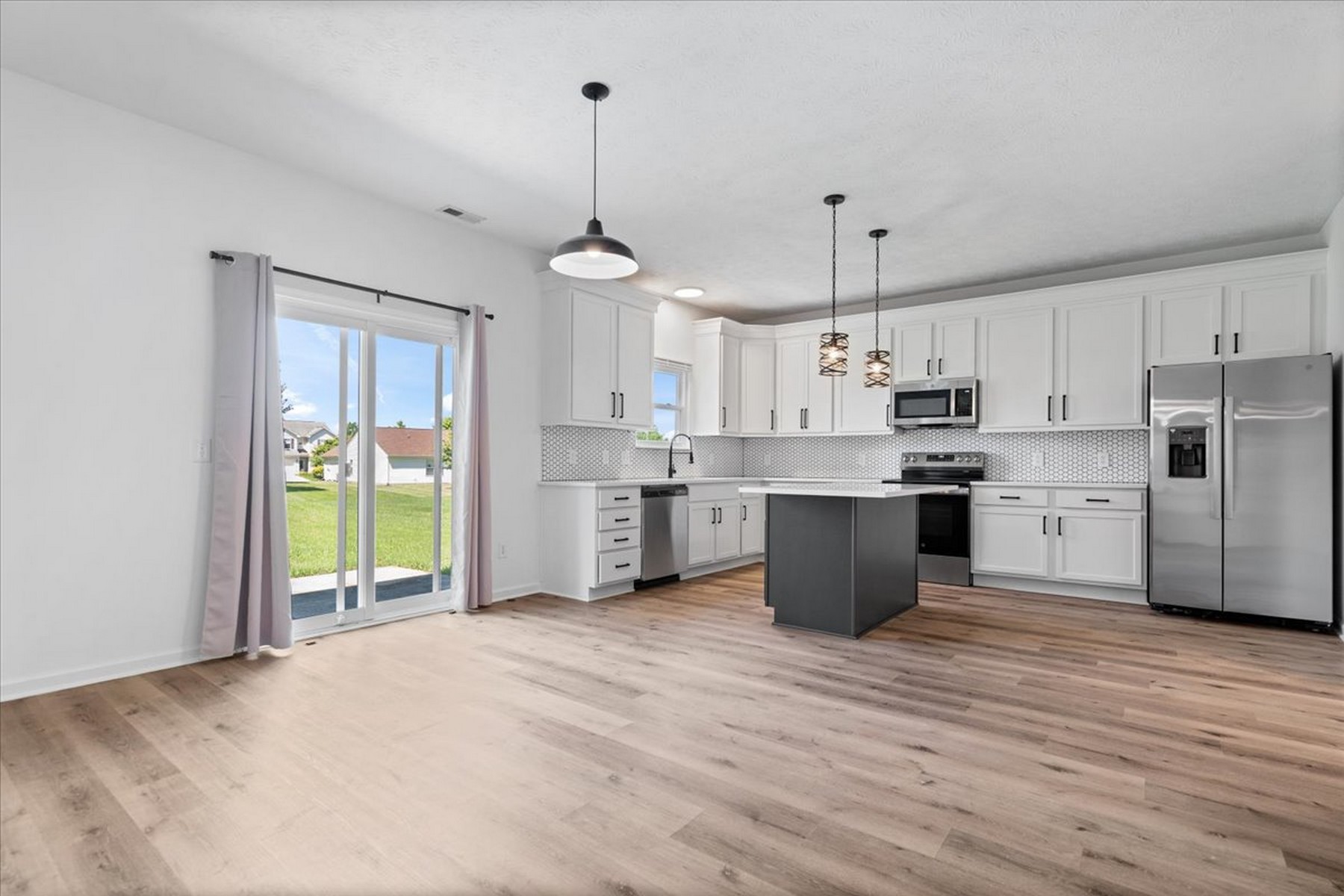  Completely Remodeled Four Bedroom Home on Oversized Lot - 物件實景