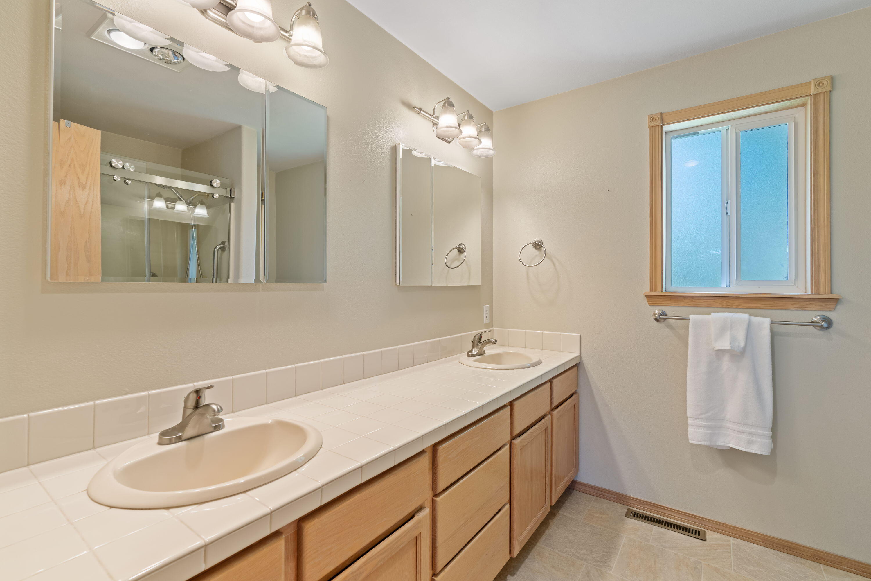 Redmond, Oregon, 97756, United States, 3 Bedrooms Bedrooms, ,4 BathroomsBathrooms,Residential,For Sale,1856956