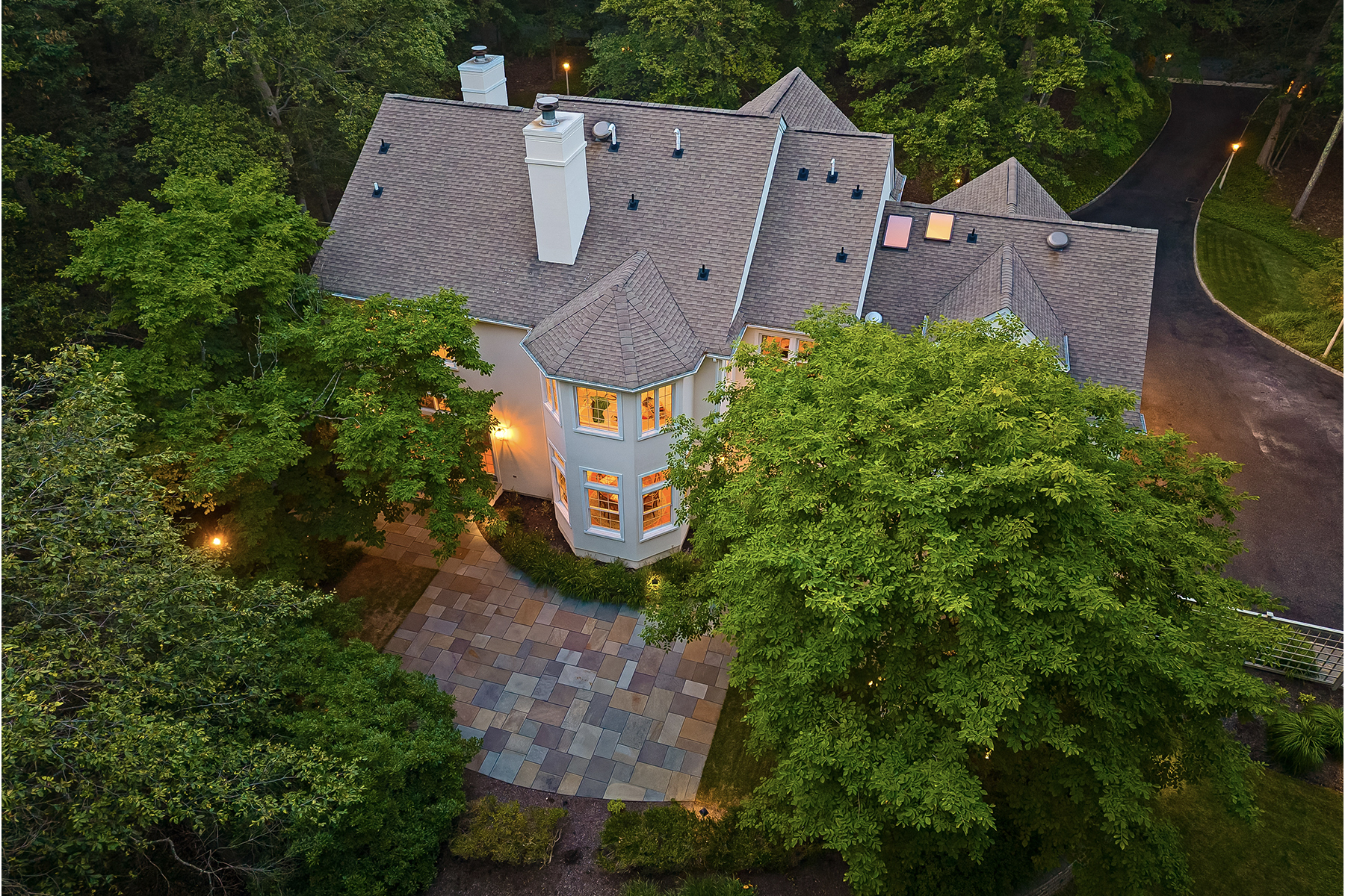  Timeless Architecture and Exceptional Craftsmanship with Resort-Inspired Grounds - 物件實景