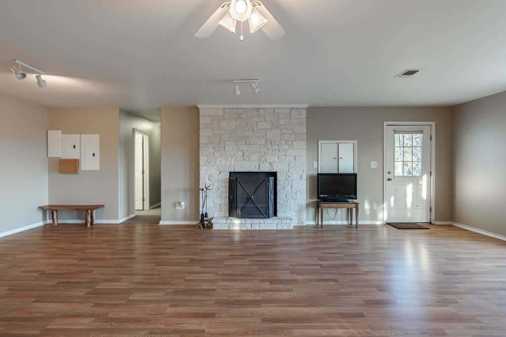 Kerrville, Texas, 78028, United States, 4 Bedrooms Bedrooms, ,4 BathroomsBathrooms,Residential,For Sale,1921517