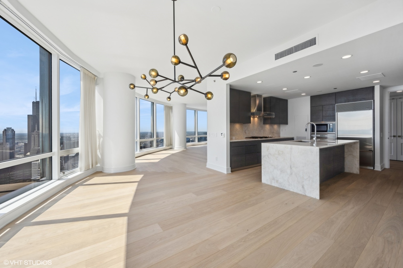 Chicago, Illinois, 60611, United States, 3 Bedrooms Bedrooms, ,4 BathroomsBathrooms,Residential,For Sale,1908723
