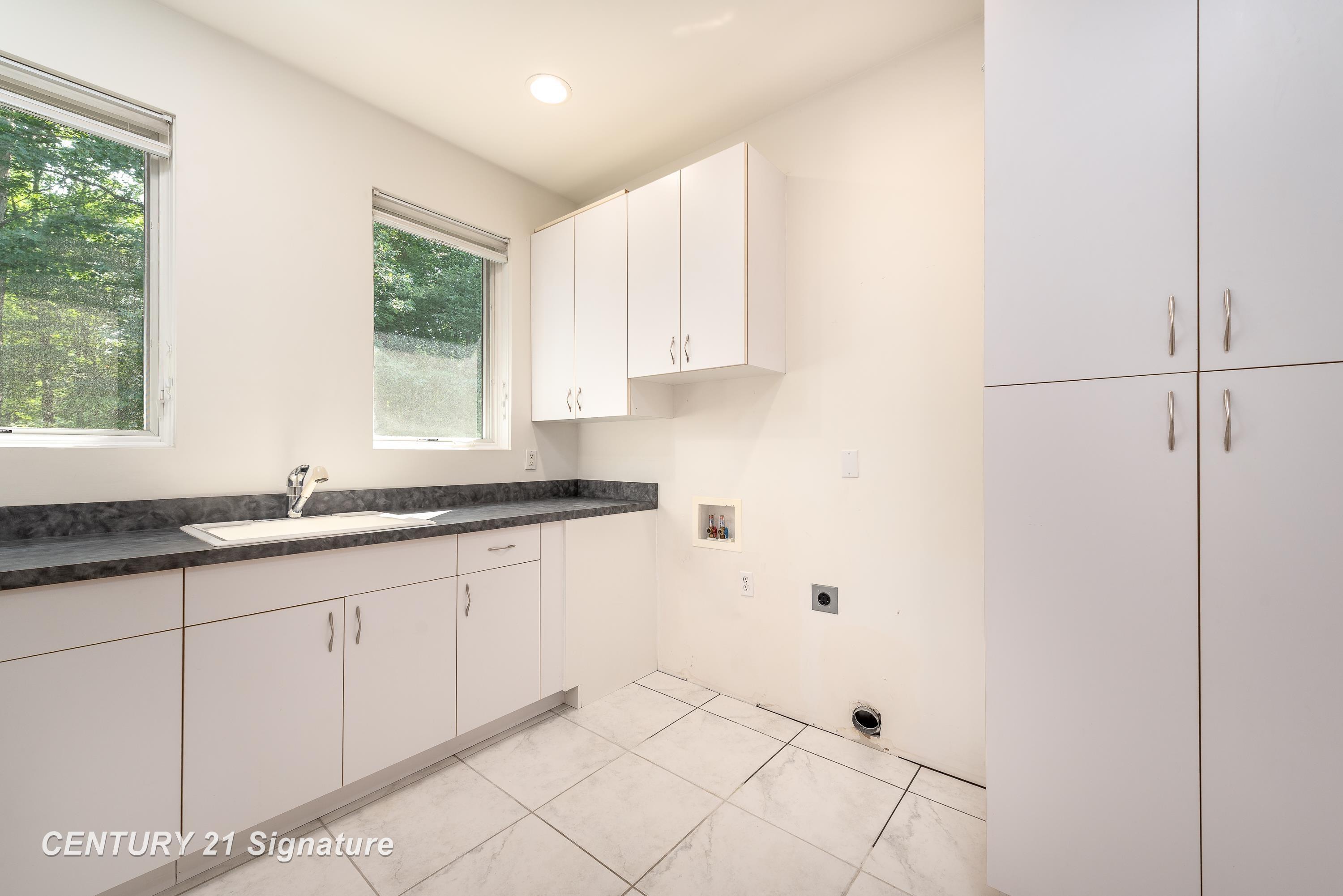 Midland, Michigan, 48642, United States, 4 Bedrooms Bedrooms, ,5 BathroomsBathrooms,Residential,For Sale,2019311