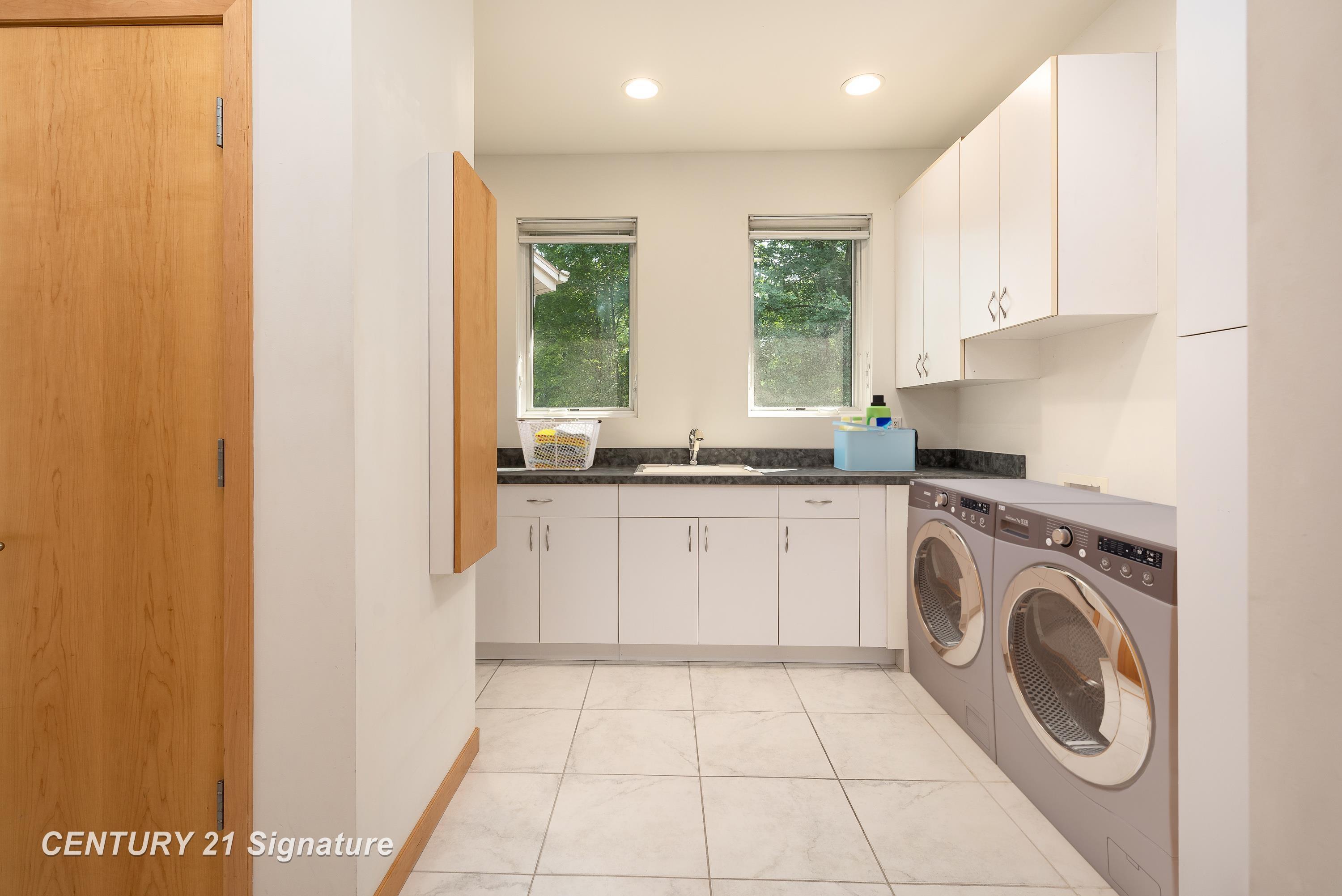 Midland, Michigan, 48642, United States, 4 Bedrooms Bedrooms, ,5 BathroomsBathrooms,Residential,For Sale,2019311