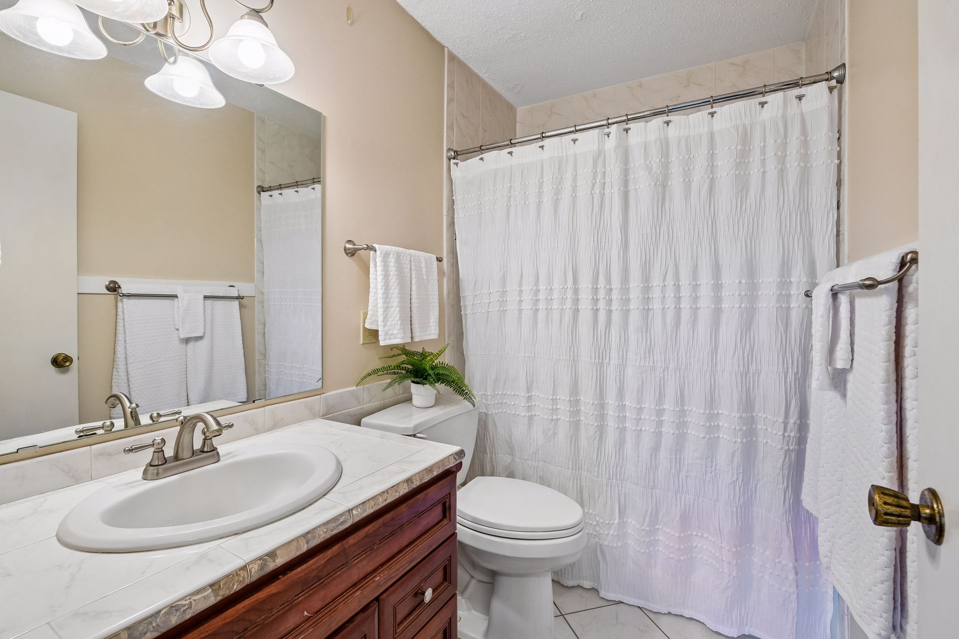  Second-Floor Wayzata Villas Condo with Beautiful Pond Views - 物件實景