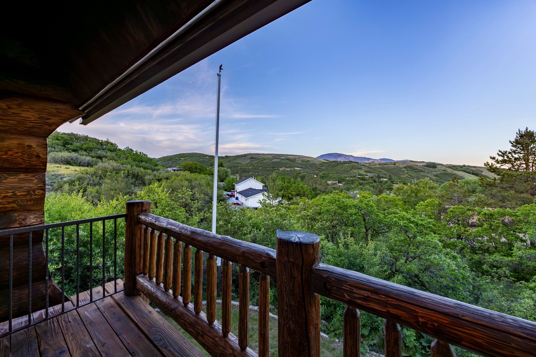  Refined Mountain Home on 1.27 Acres Near Snowbasin - 物件實景