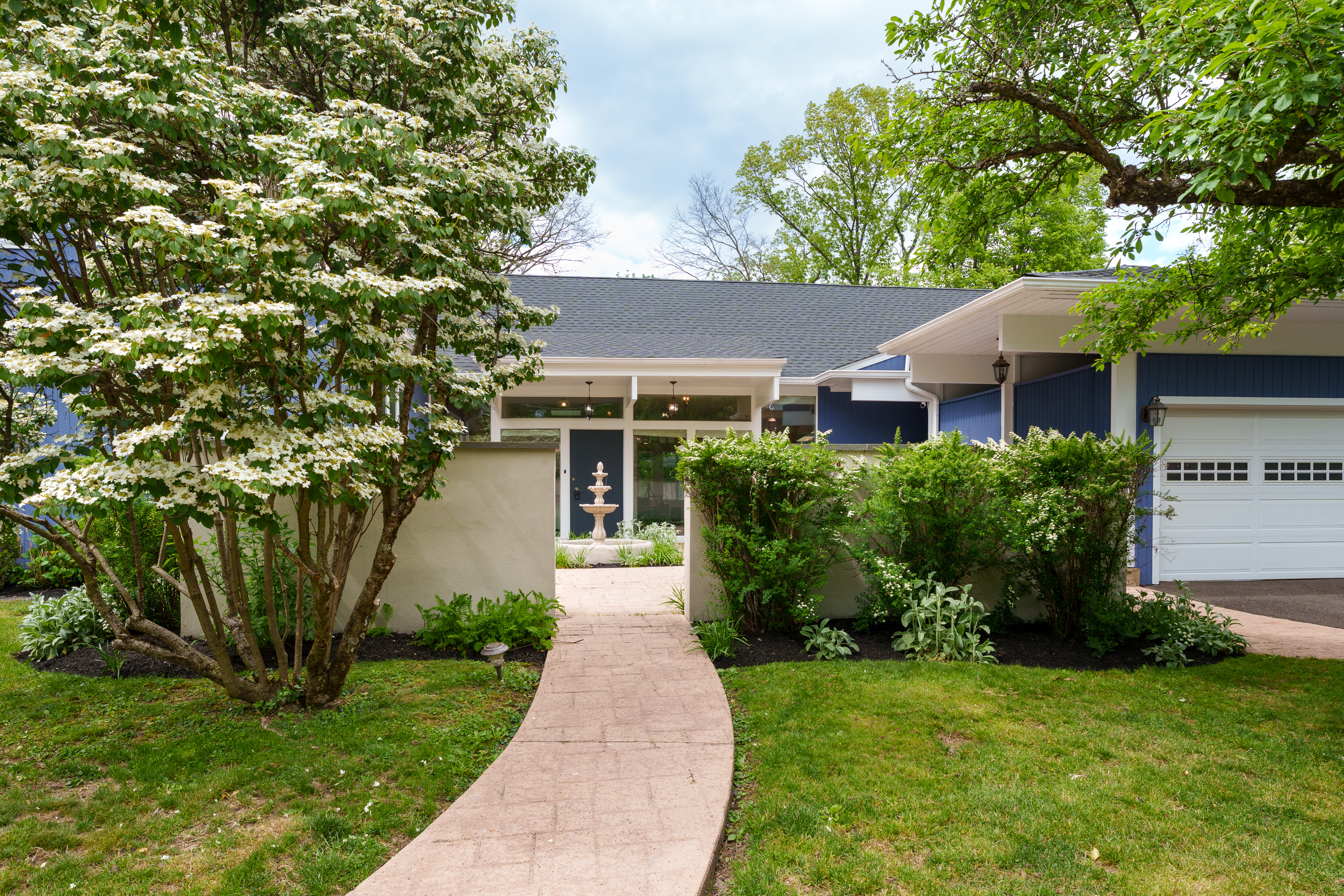  Coveted Western Section Mid-Century Modern Home with an Adaptable Floor Plan - 物件實景