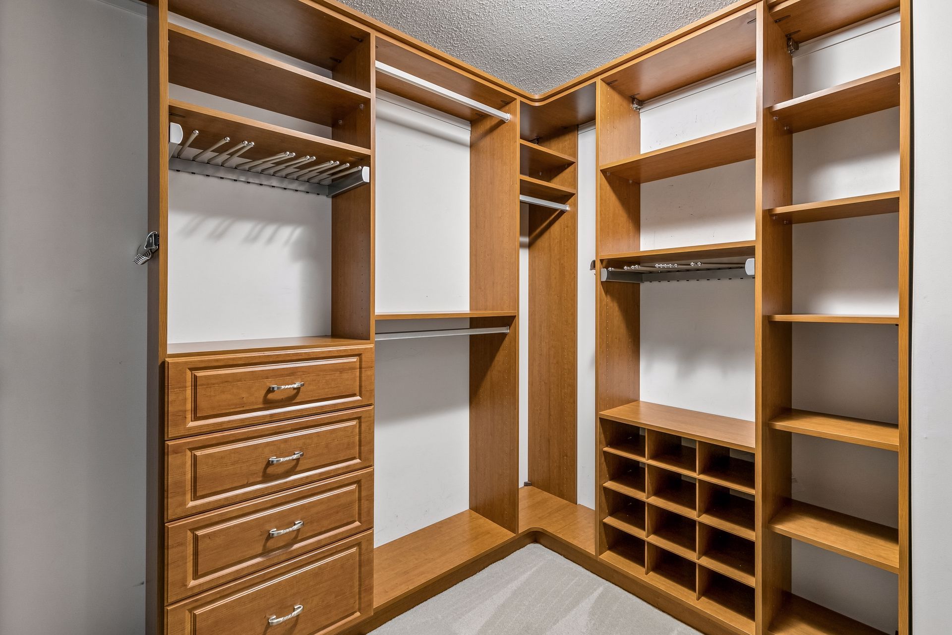  Cul-de-Sac Living with Over an Acre of Land - 物件實景