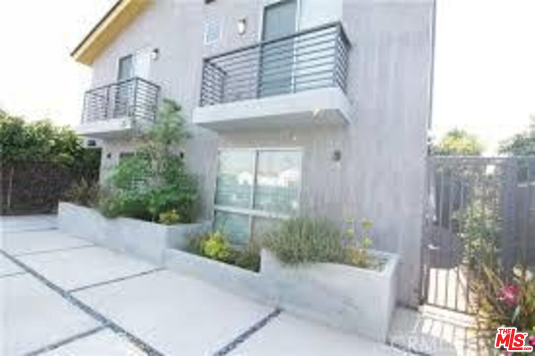 Los Angeles, California, 90034, United States, 9 Bedrooms Bedrooms, ,Residential,For Sale,1995757