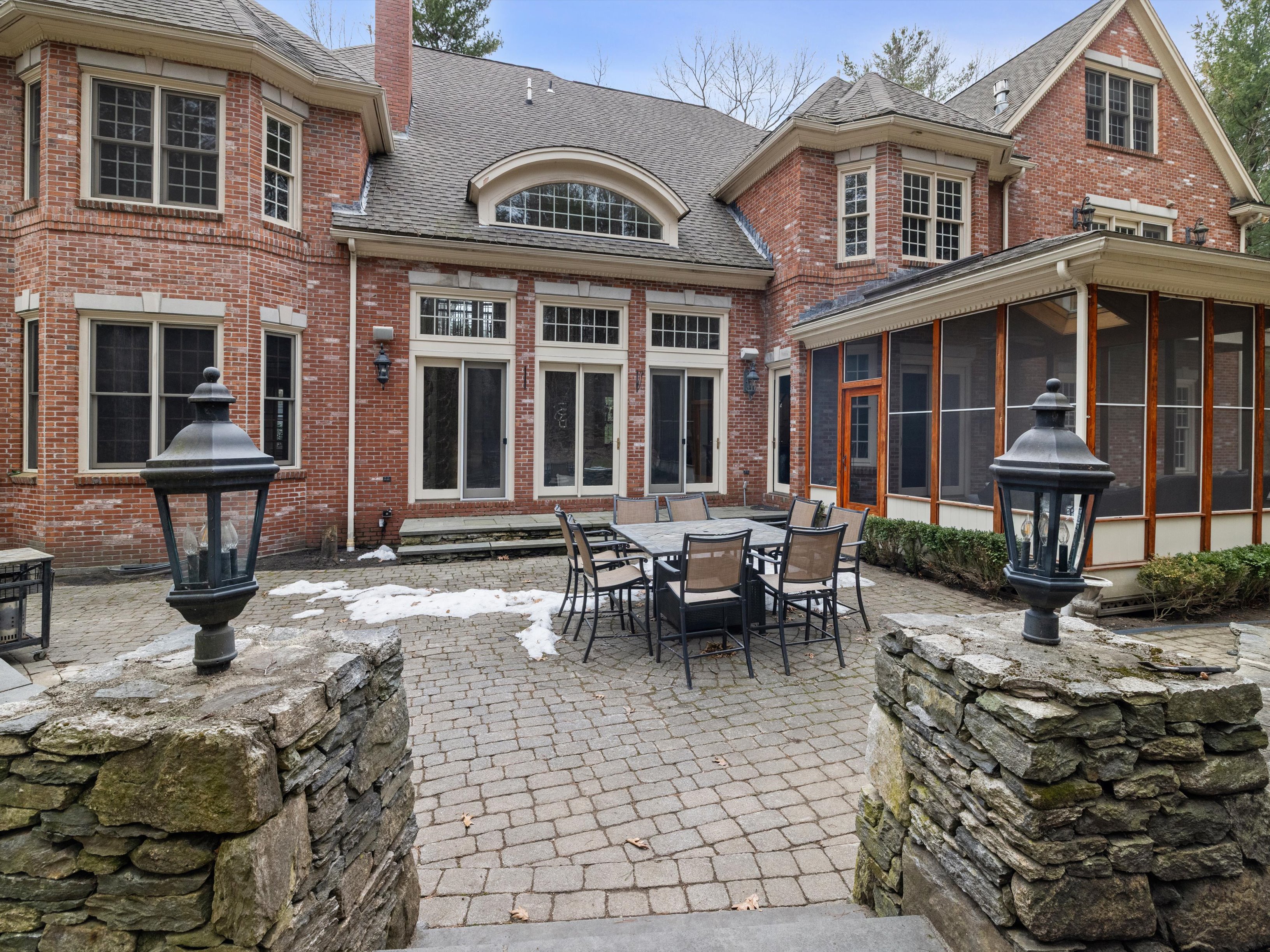 Stately Brick Colonial in Woodland Preserve - 物件實景