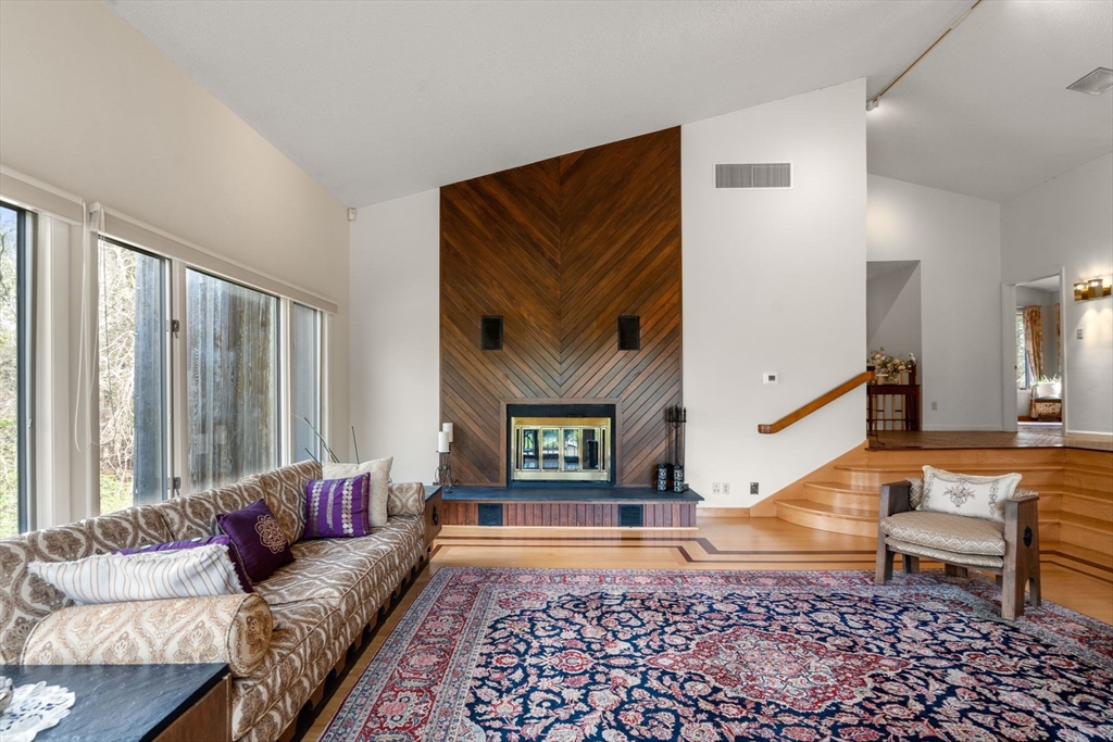 Dartmouth, Massachusetts, 02748, United States, 4 Bedrooms Bedrooms, ,5 BathroomsBathrooms,Residential,For Sale,1804172