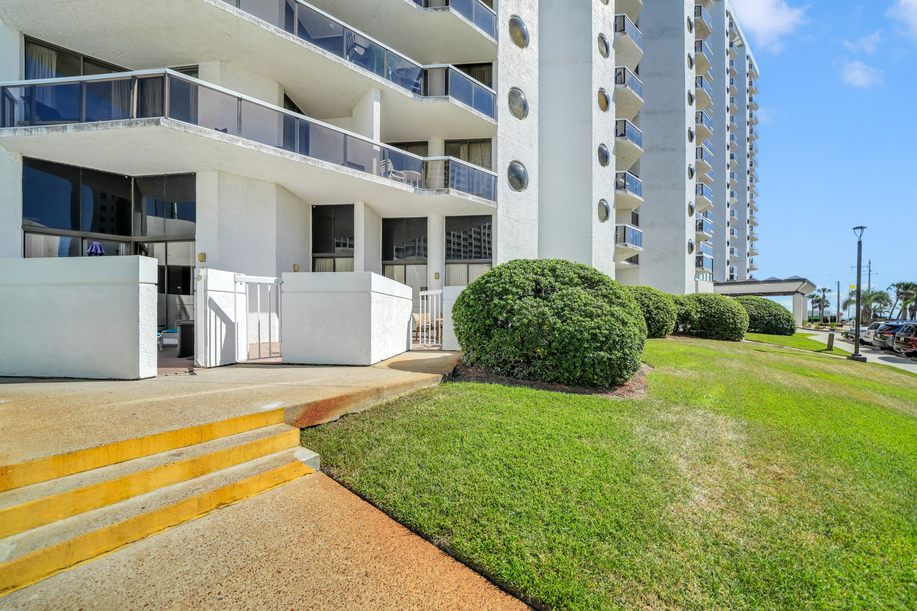  Turnkey Ground-Floor Condo With Private Patio And Resort Amenities - 物件實景