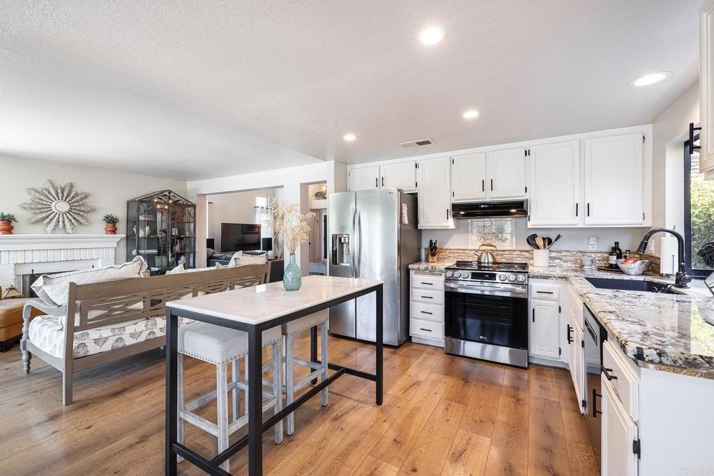 Simi Valley, California, 93065, United States, 3 Bedrooms Bedrooms, ,3 BathroomsBathrooms,Residential,For Sale,1883421