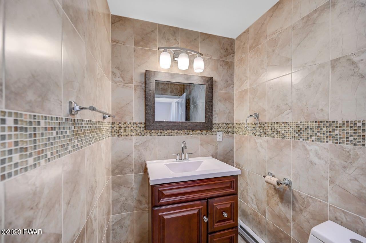Lake Ariel, Pennsylvania, 18436, United States, 4 Bedrooms Bedrooms, ,4 BathroomsBathrooms,Residential,For Sale,1878609
