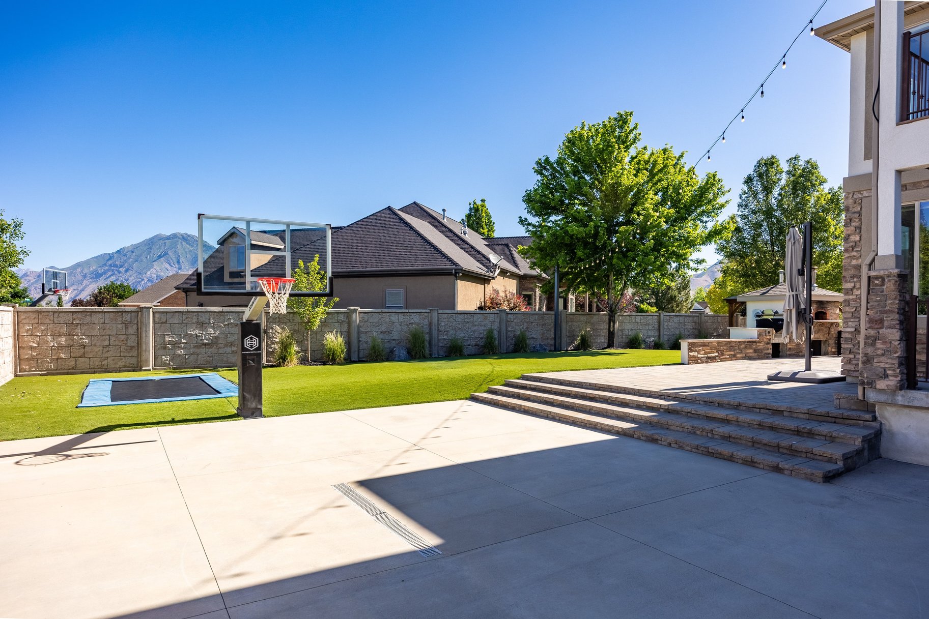  Newly Updated Home with Pool, Lazy River & Detached Garage - 物件實景