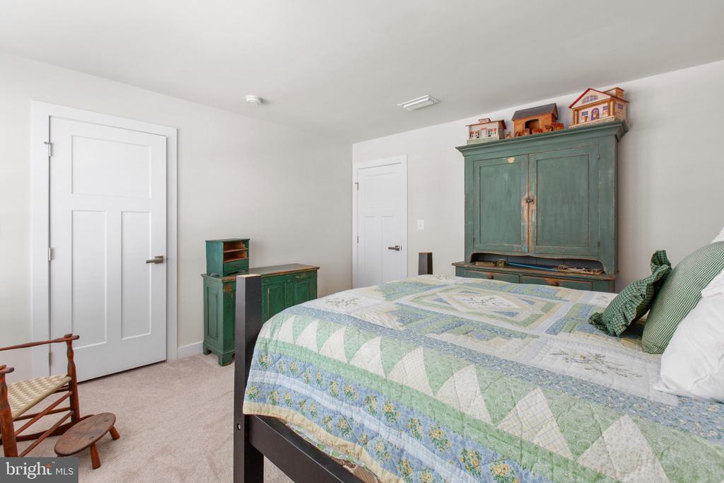 Fredericksburg, Virginia, 22401, United States, 4 Bedrooms Bedrooms, ,4 BathroomsBathrooms,Residential,For Sale,1999517