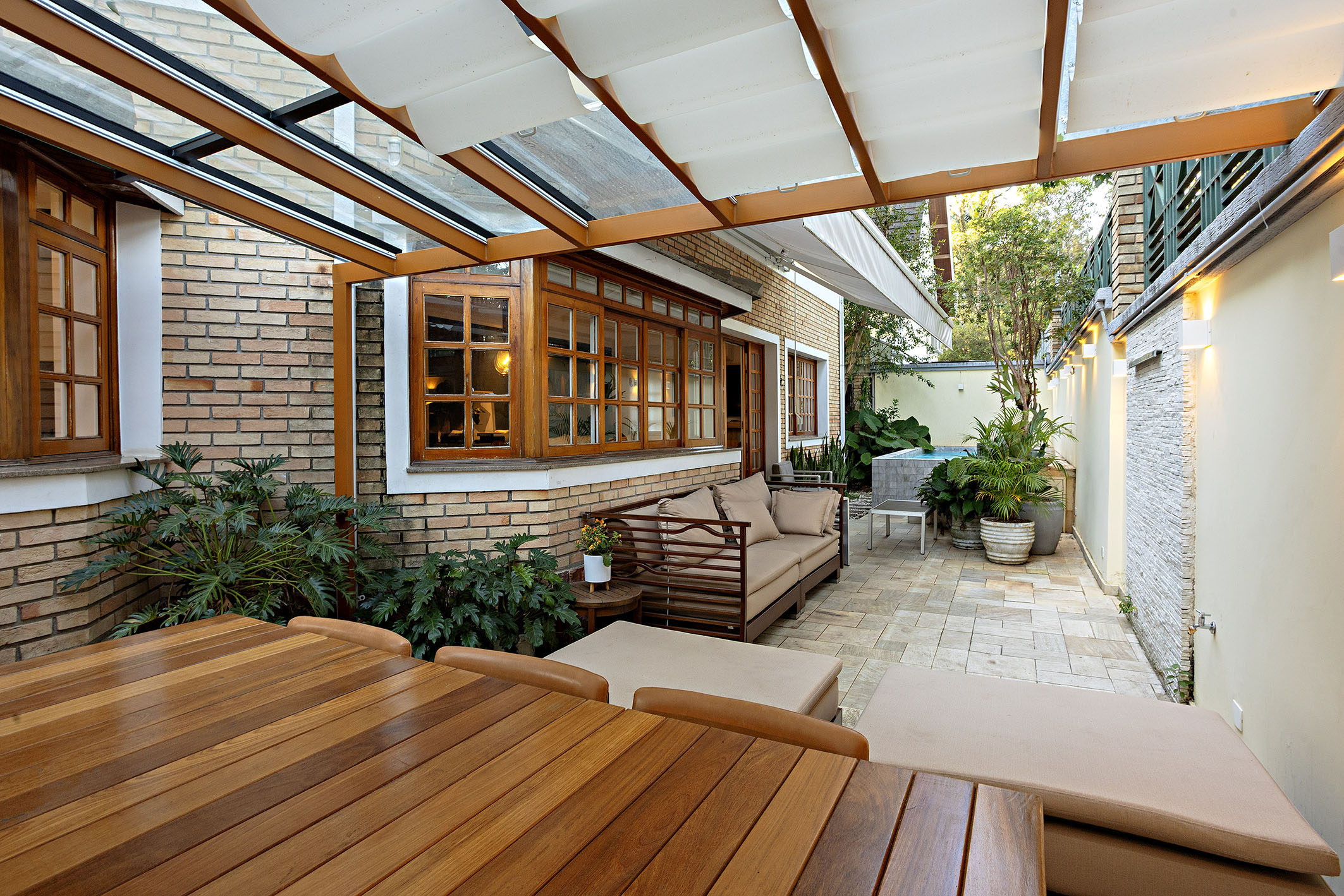  English-style residence surrounded by greenery in a gated condominium - 物件實景