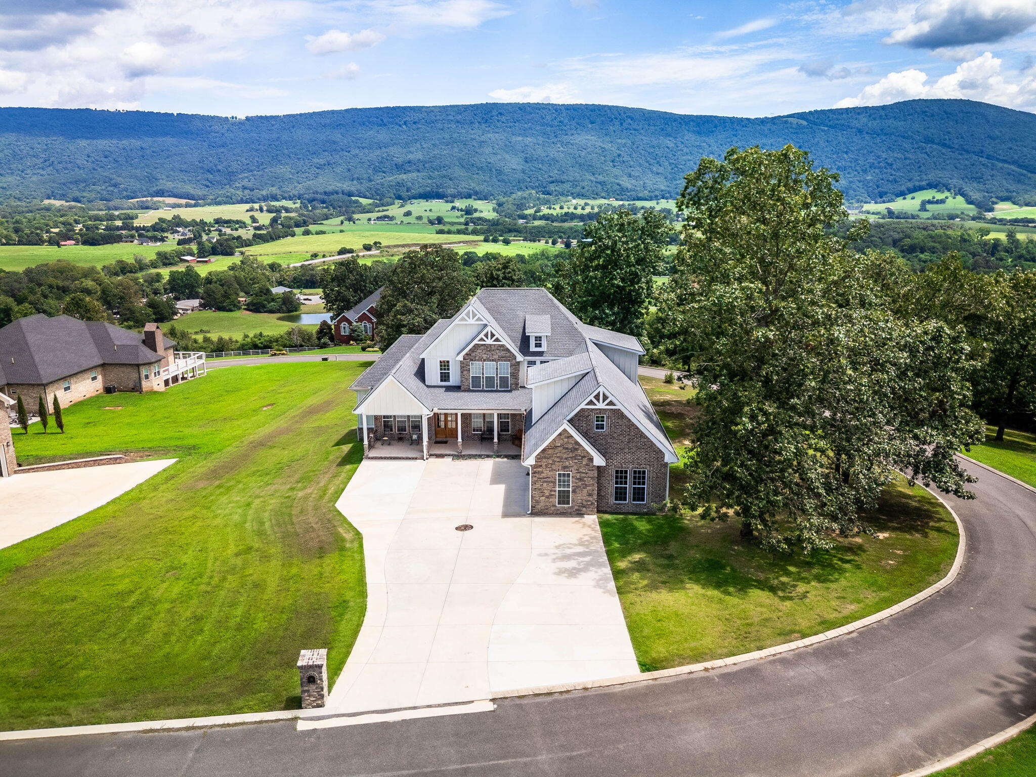 Dunlap, Tennessee, 37327, United States, 4 Bedrooms Bedrooms, ,4 BathroomsBathrooms,Residential,For Sale,1914662