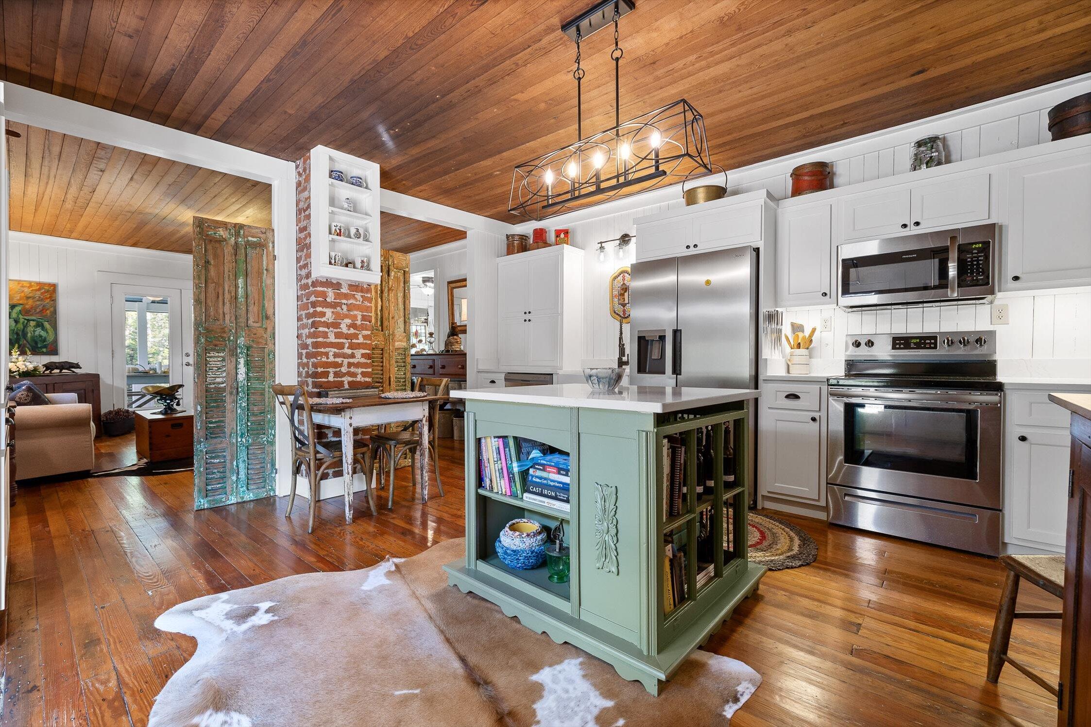 Mentone, Alabama, 35984, United States, 3 Bedrooms Bedrooms, ,2 BathroomsBathrooms,Residential,For Sale,1973723