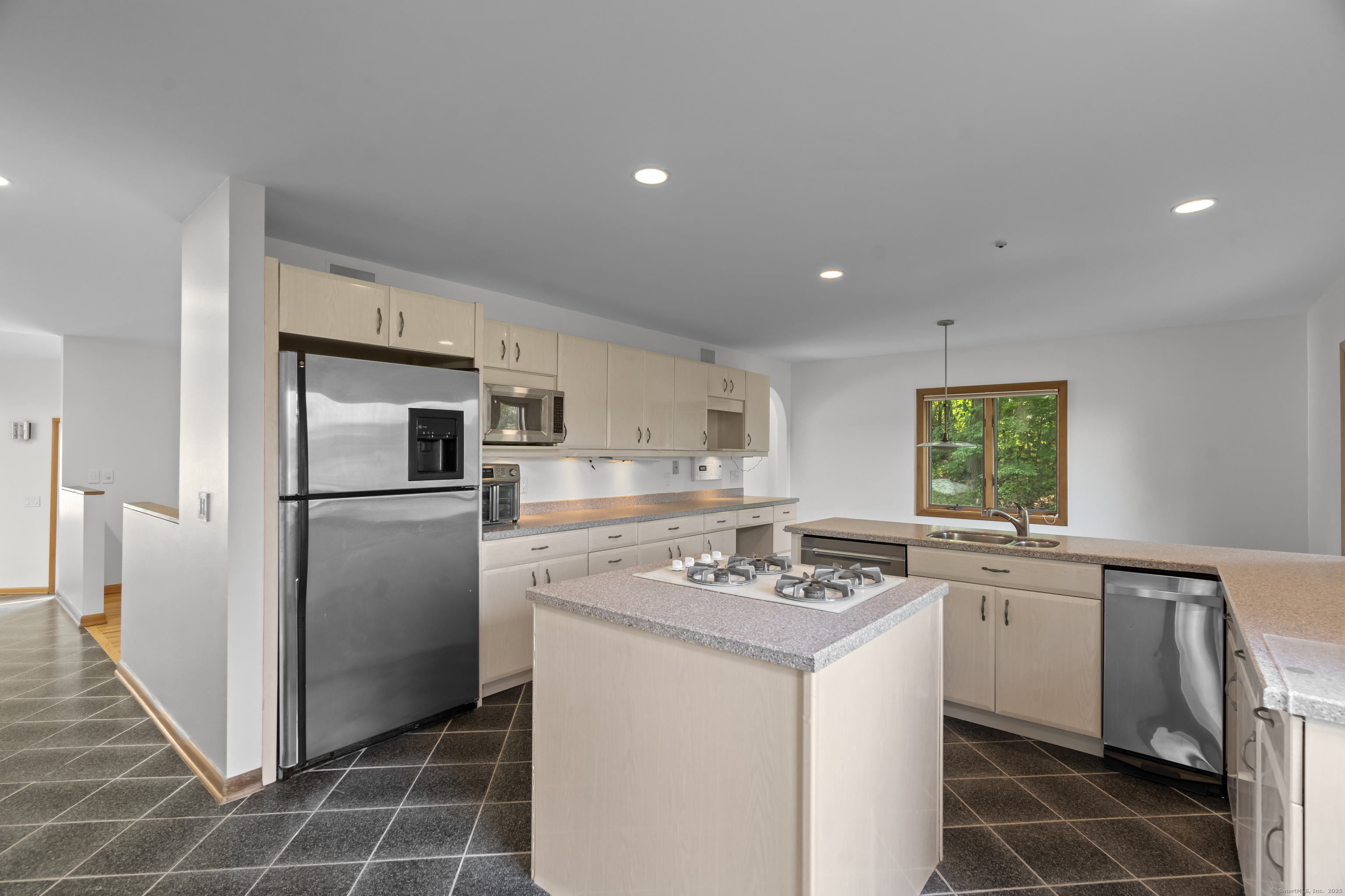 Branford, Connecticut, 06405, United States, 3 Bedrooms Bedrooms, ,3 BathroomsBathrooms,Residential,For Sale,1912319