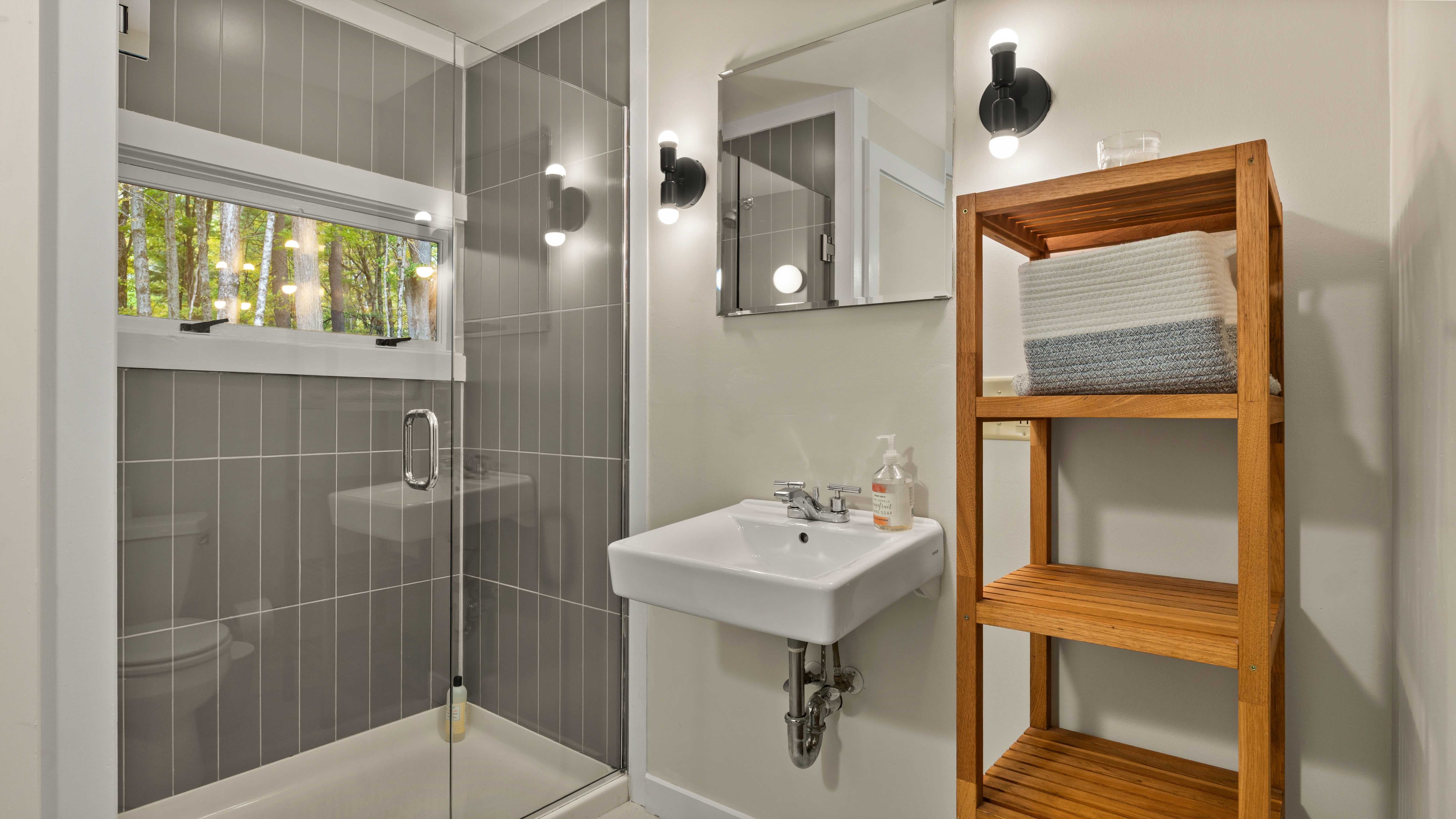  Midcentury Modern Berkshire Retreat Near Laurel Lake & Downtown Lenox - 物件實景