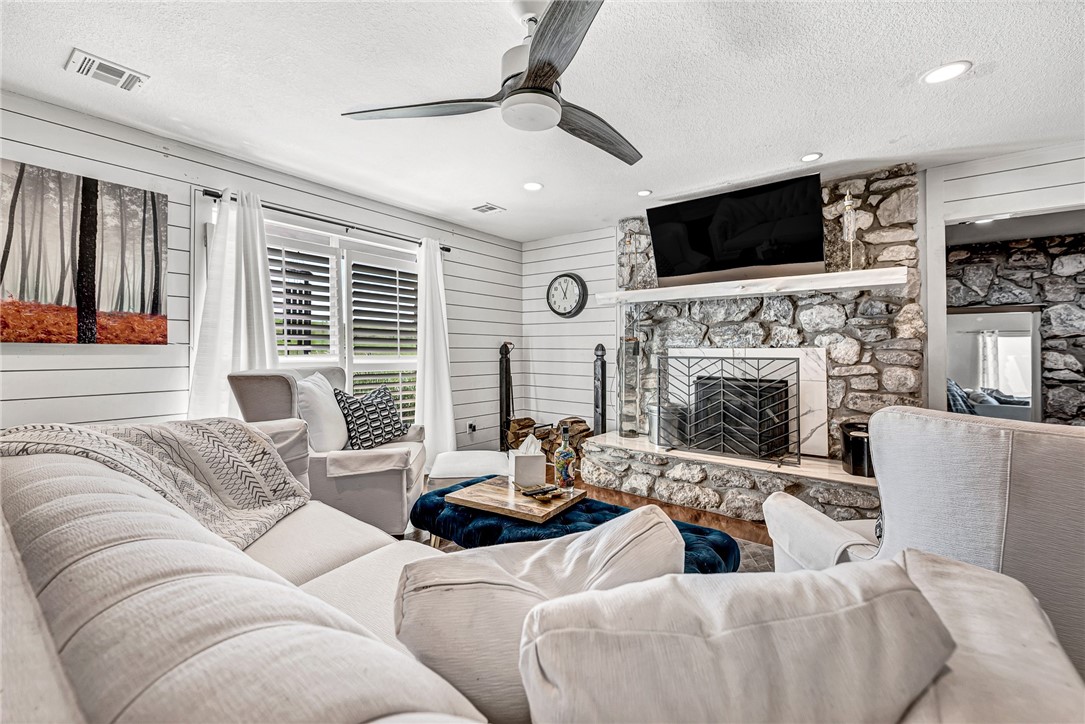Bentonville, Arkansas, 72713, United States, 4 Bedrooms Bedrooms, ,2 BathroomsBathrooms,Residential,For Sale,1947992