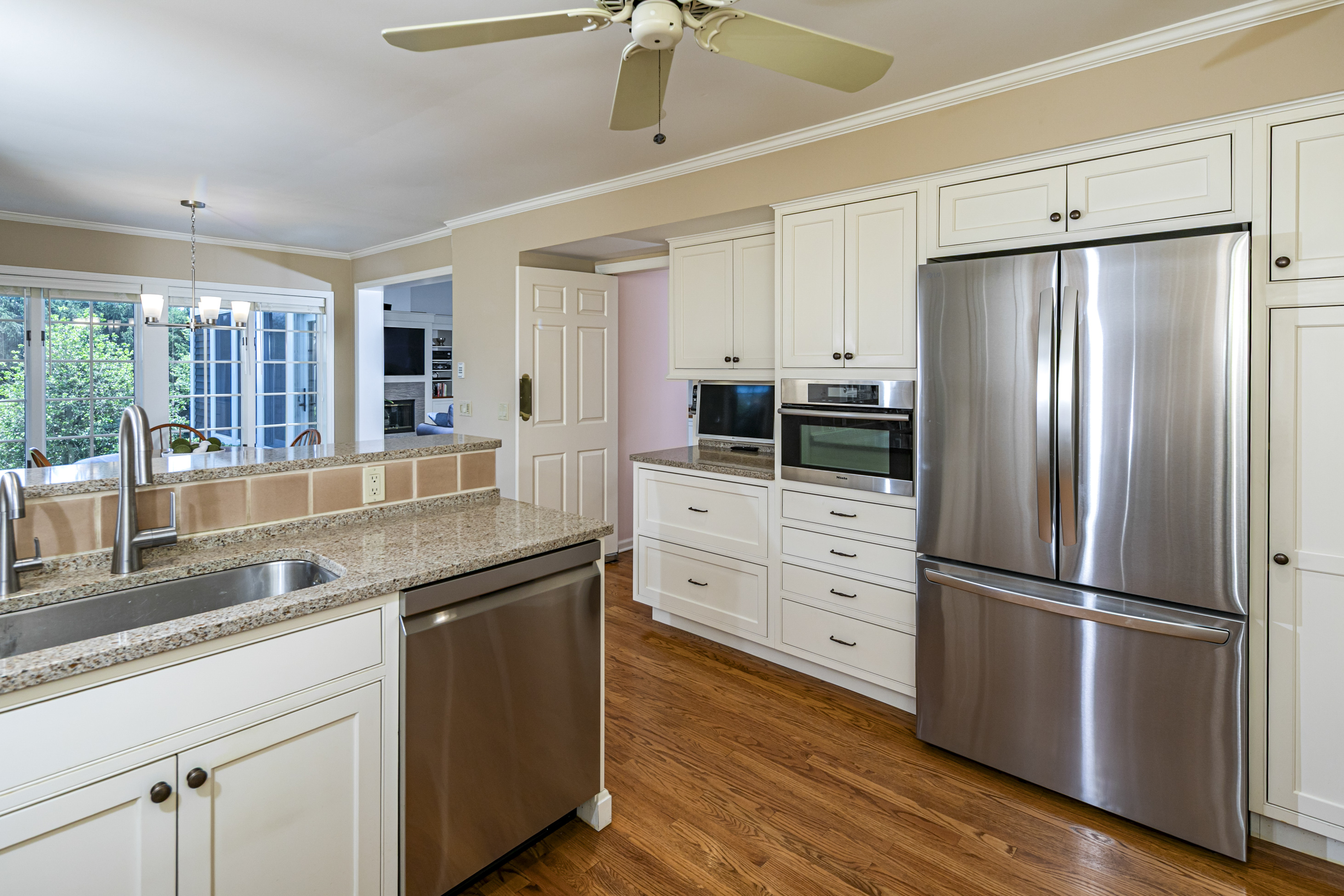  Stand-Out Home in The Glen Features Pastoral Views and Soaring Ceilings - 物件實景