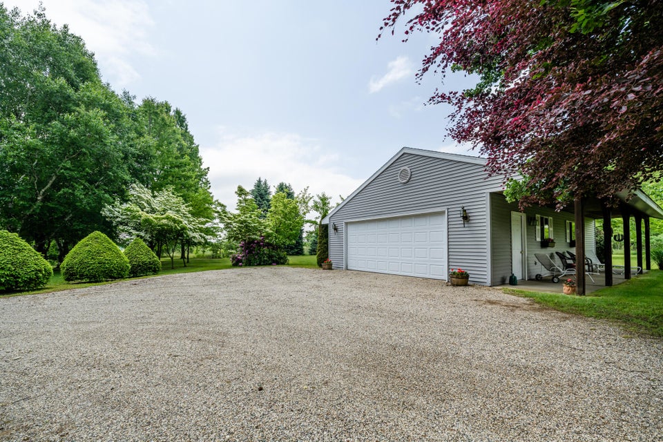 Coloma, Michigan, 49038, United States, 5 Bedrooms Bedrooms, ,4 BathroomsBathrooms,Residential,For Sale,1850191