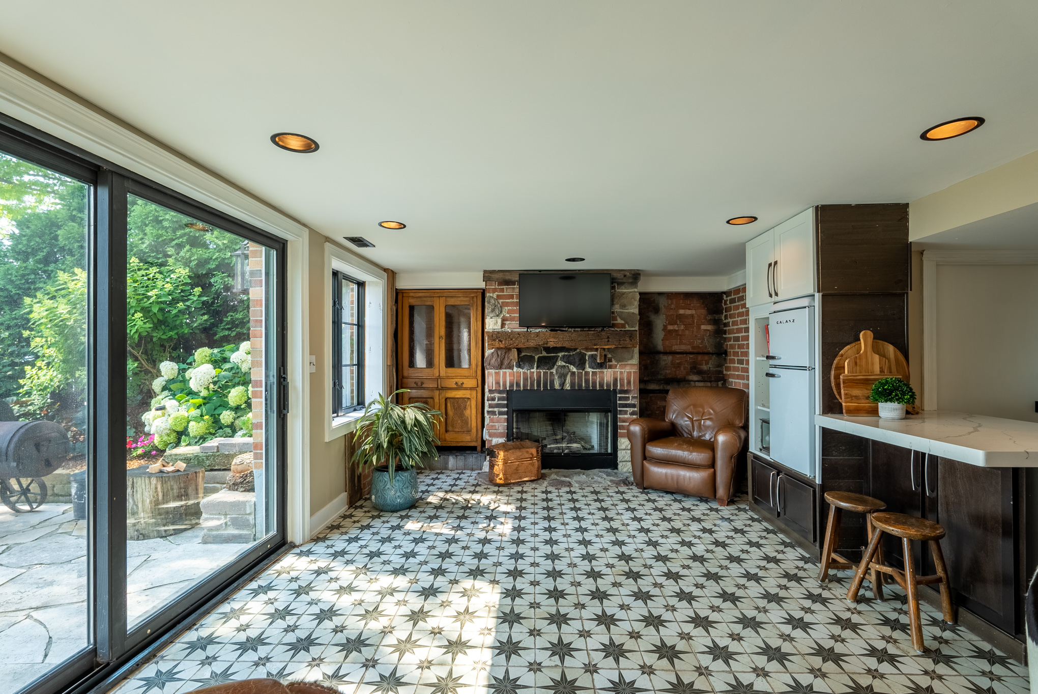  Experience the Uultimate Lakefront Lifestyle in this Legacy Home - 物件實景