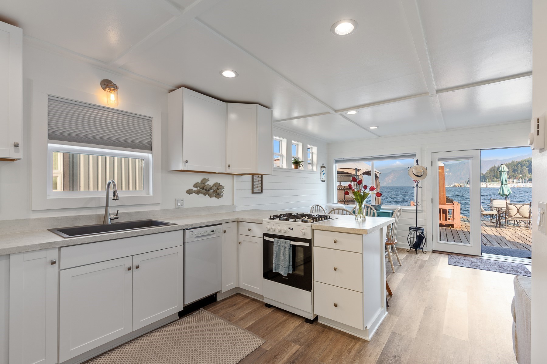  Updated Float Home in Bayview - 物件實景