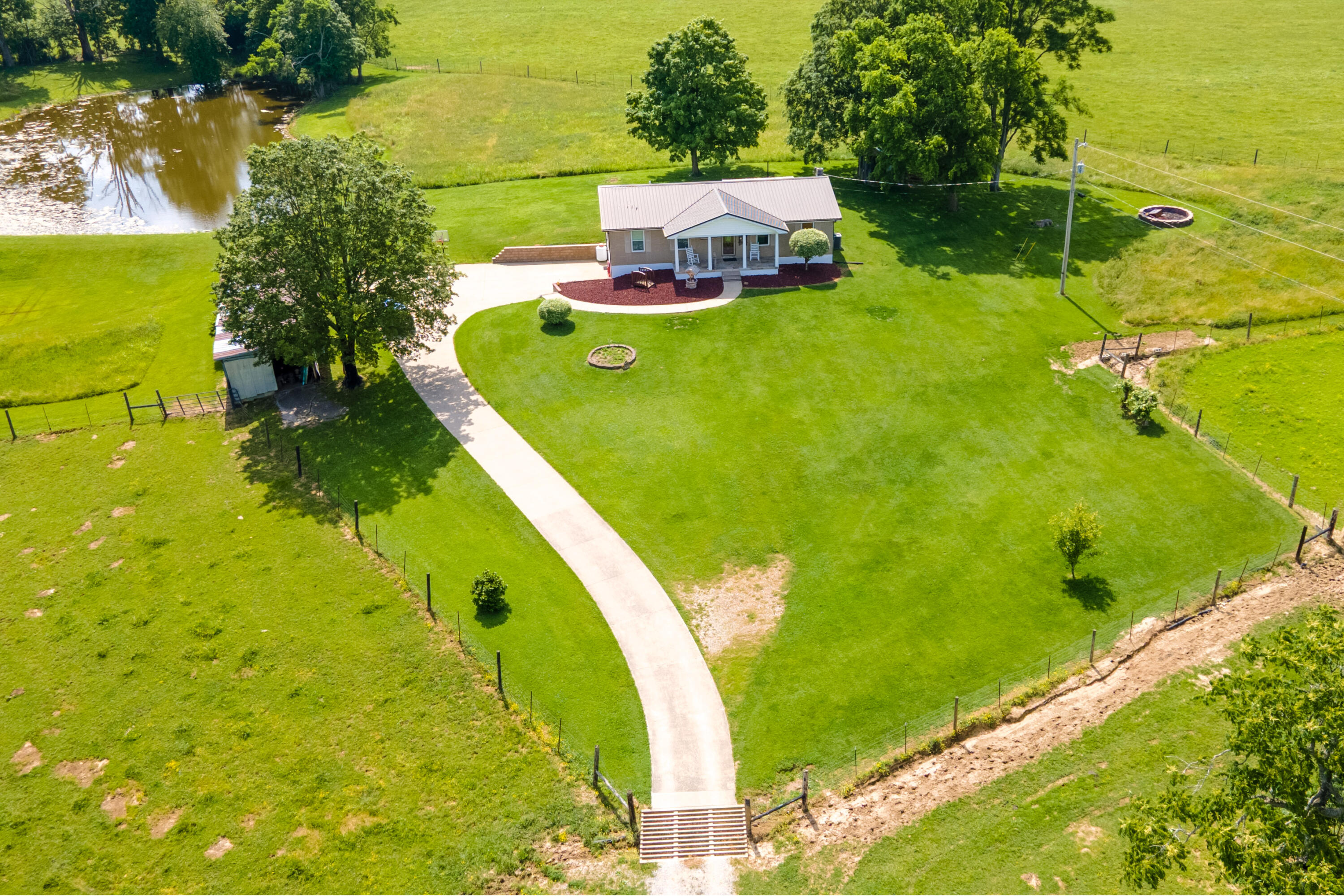 Paint Lick, Kentucky, 40461, United States, 5 Bedrooms Bedrooms, ,1 BathroomBathrooms,Residential,For Sale,1847619