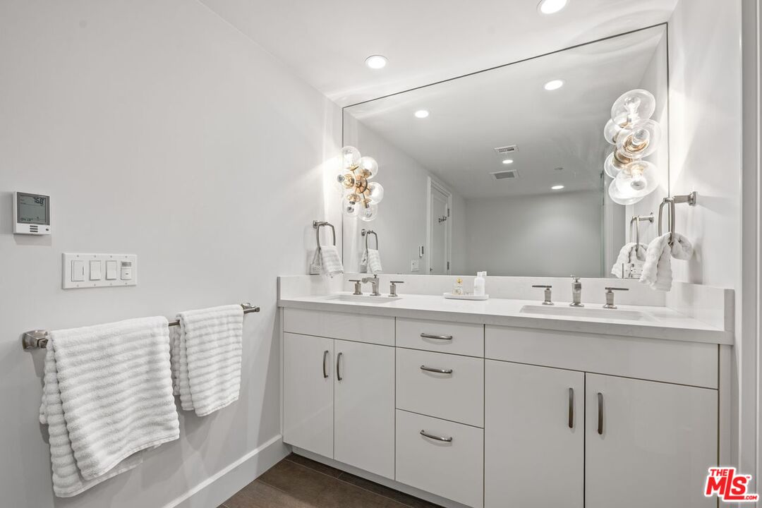Santa Monica, California, 90402, United States, 2 Bedrooms Bedrooms, ,2 BathroomsBathrooms,Residential,For Sale,1901318