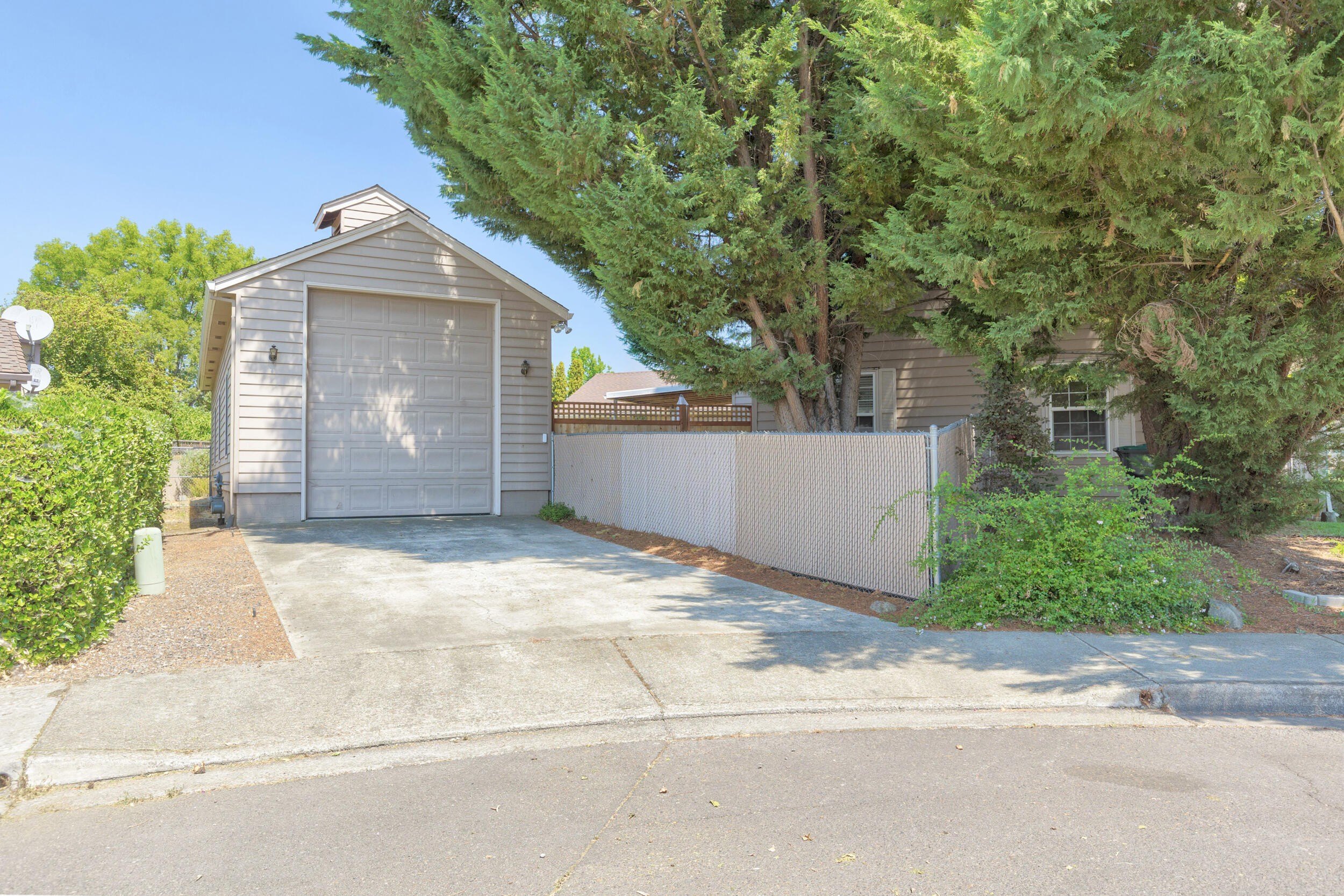 Medford, Oregon, 97504, United States, 4 Bedrooms Bedrooms, ,3 BathroomsBathrooms,Residential,For Sale,1974325