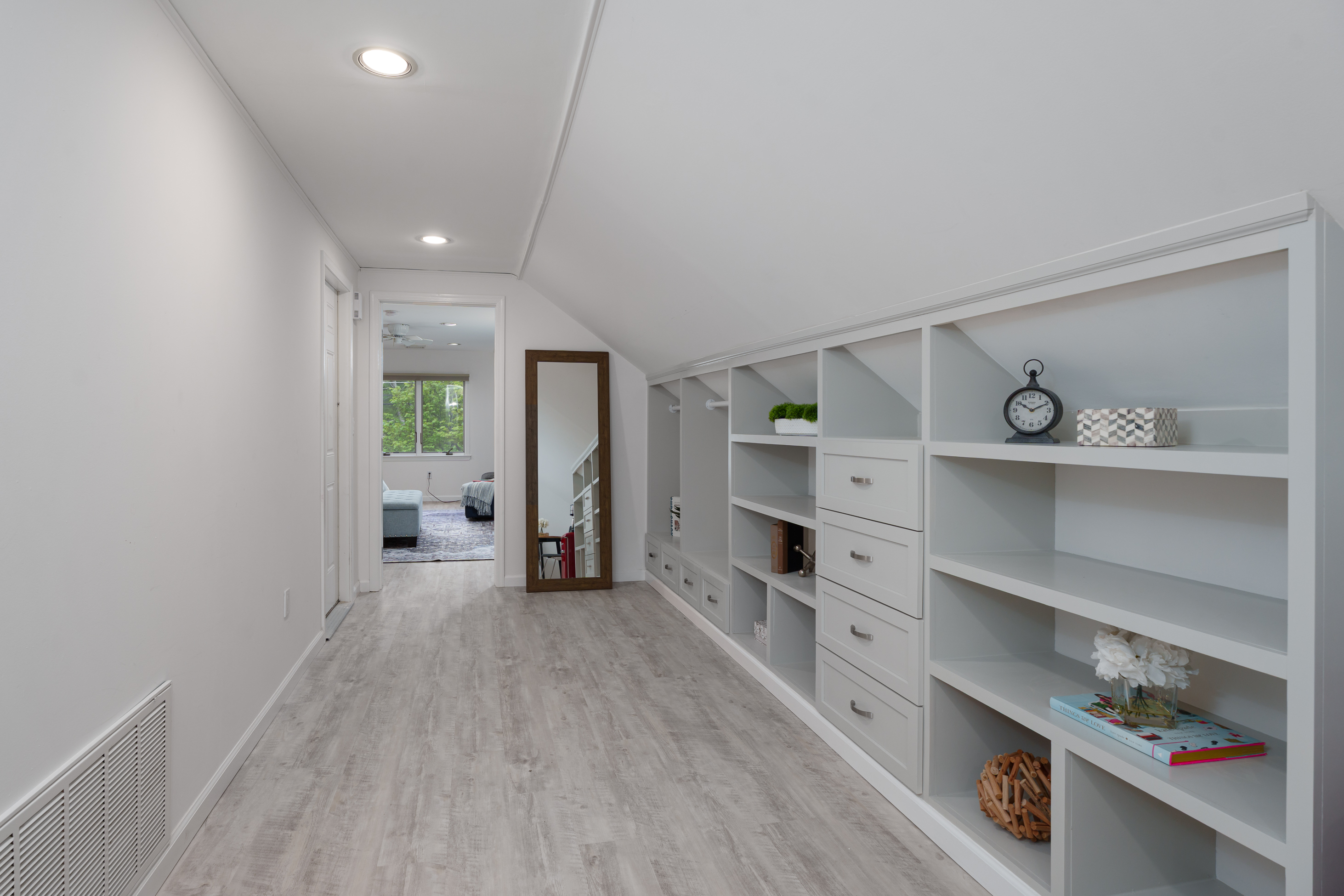  Coveted Western Section Mid-Century Modern Home with an Adaptable Floor Plan - 物件實景