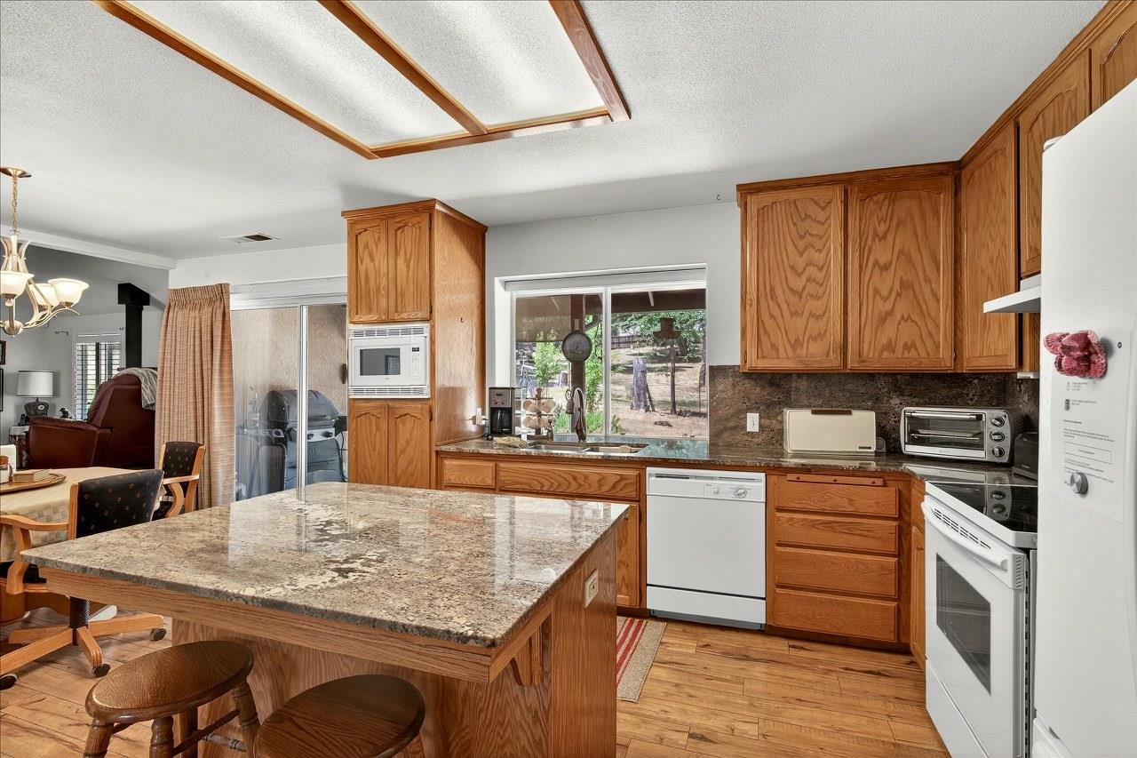Oakhurst, California, 93644, United States, 4 Bedrooms Bedrooms, ,2 BathroomsBathrooms,Residential,For Sale,1922823