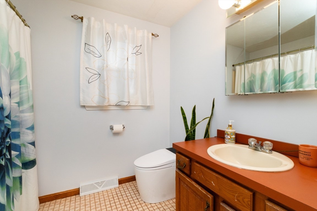 Stoughton, Massachusetts, 02072, United States, 4 Bedrooms Bedrooms, ,3 BathroomsBathrooms,Residential,For Sale,1987663