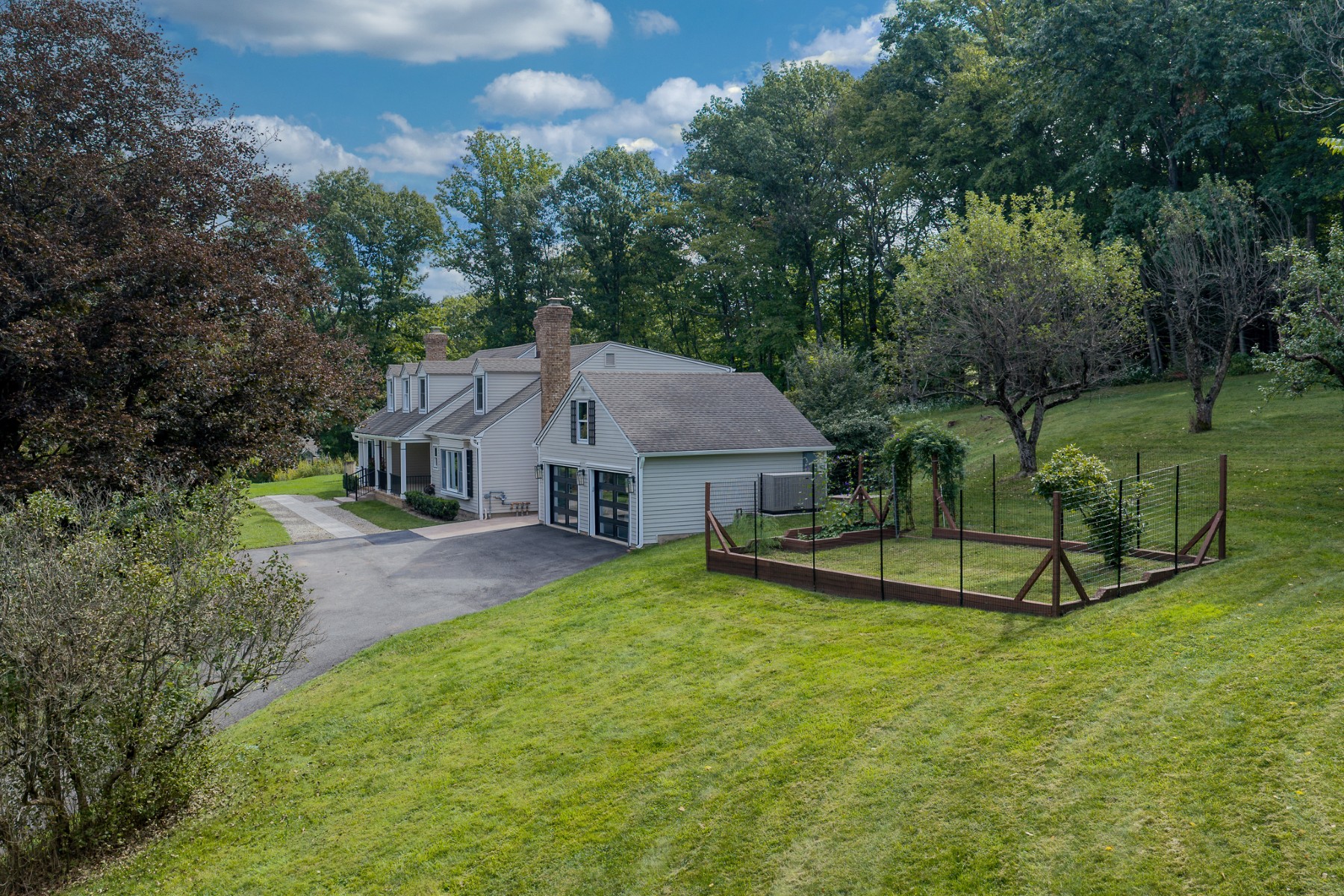  Updated Custom Colonial Home Brings Private Natural Setting Into Daily Life - 物件實景