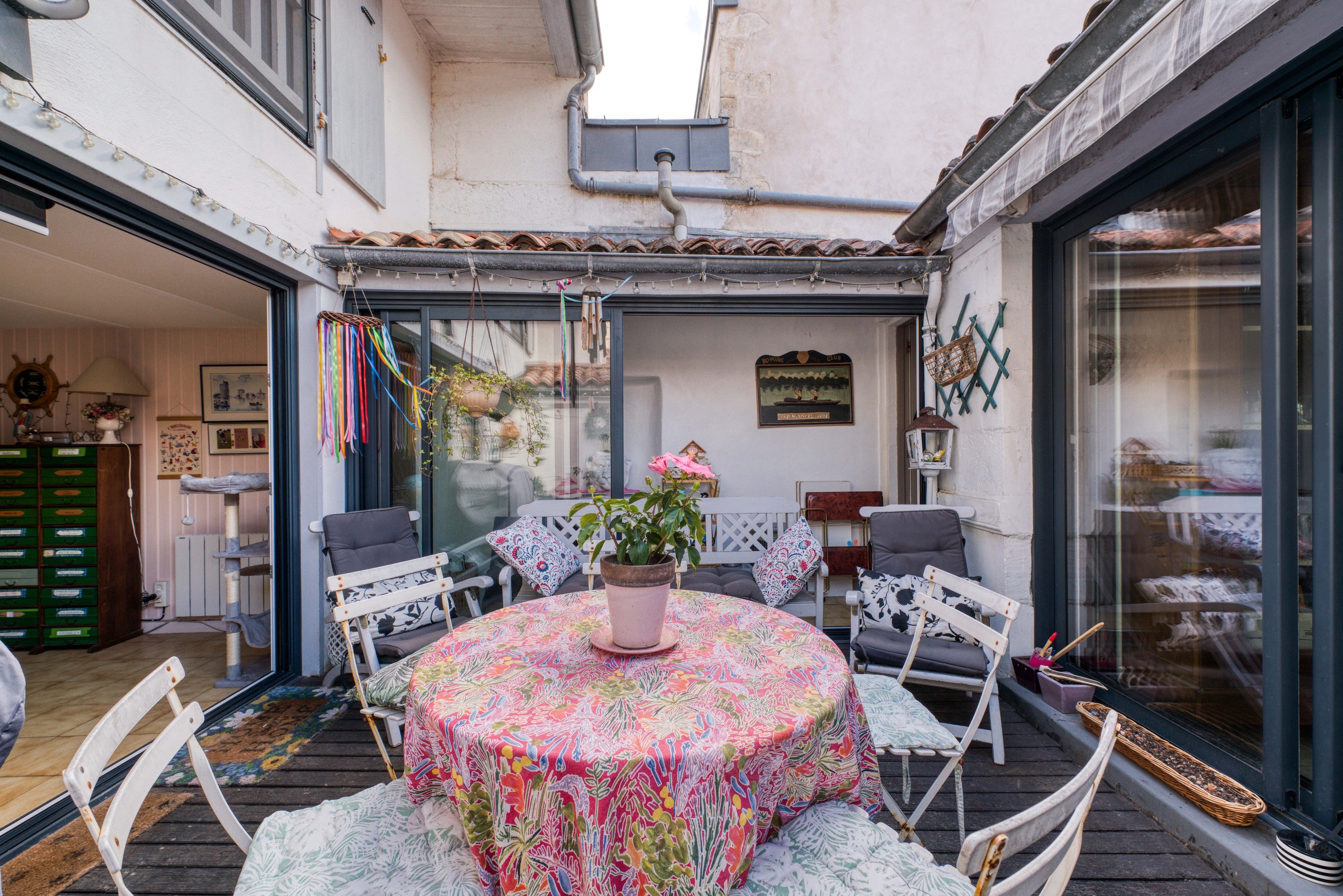  Character Apartment of 160 sqm with Private Patio and Rooftop Views - 物件實景