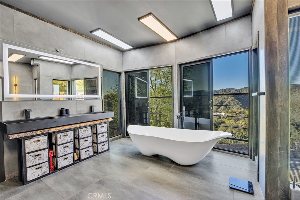 Calabasas, California, 91302, United States, 5 Bedrooms Bedrooms, ,3 BathroomsBathrooms,Residential,For Sale,1742769