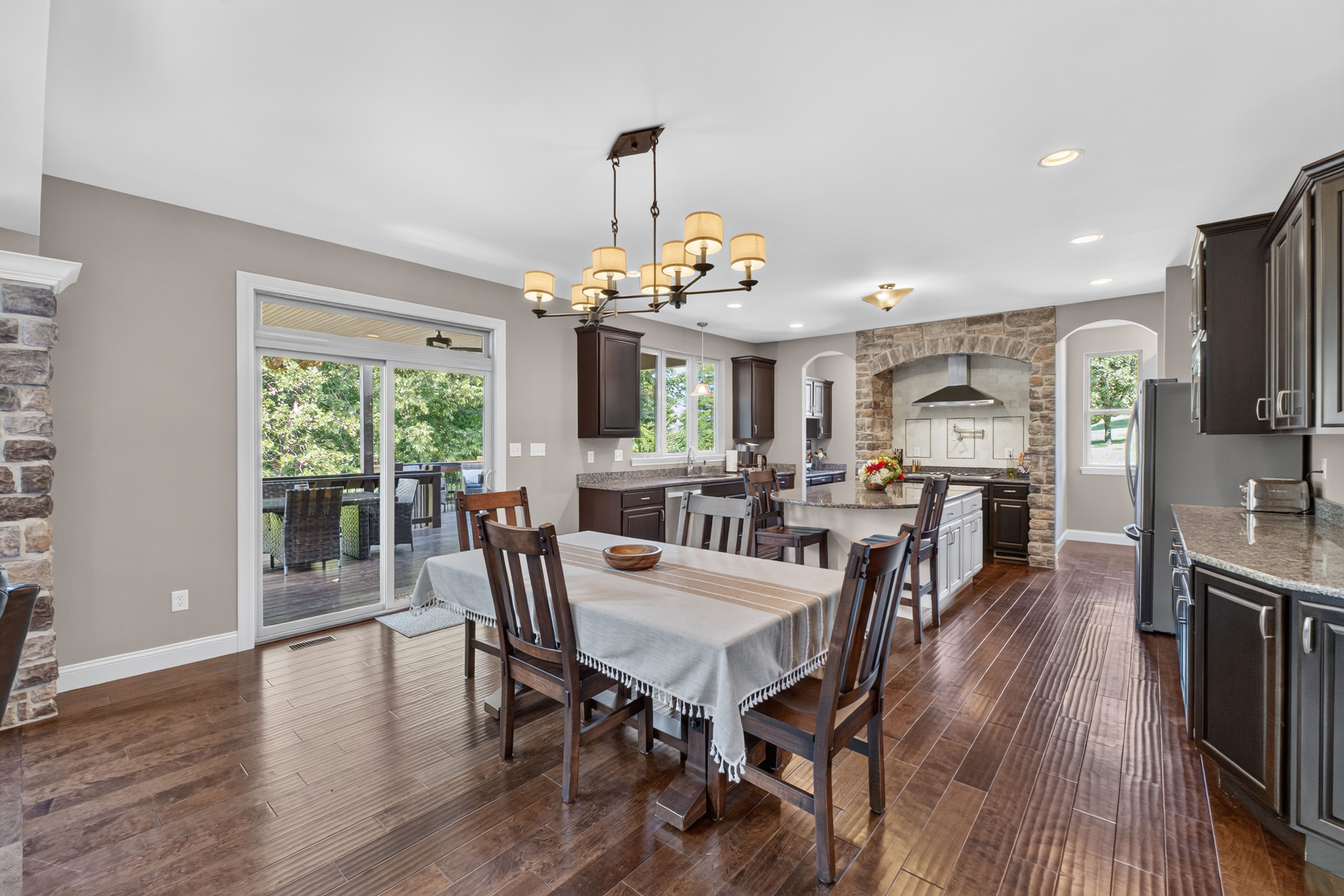  Located on 1.24 acre corner lot backing to mature trees. - 物件實景