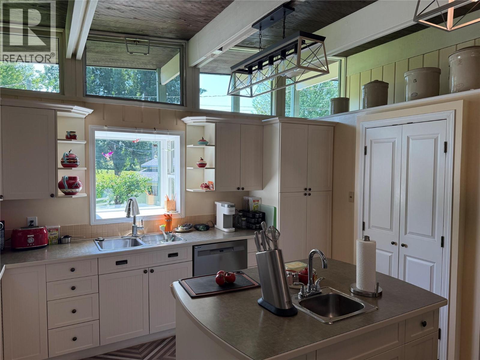 KAMLOOPS, British Columbia, V2H 1M4, CA, 5 Bedrooms Bedrooms, ,2 BathroomsBathrooms,Residential,For Sale,1912088
