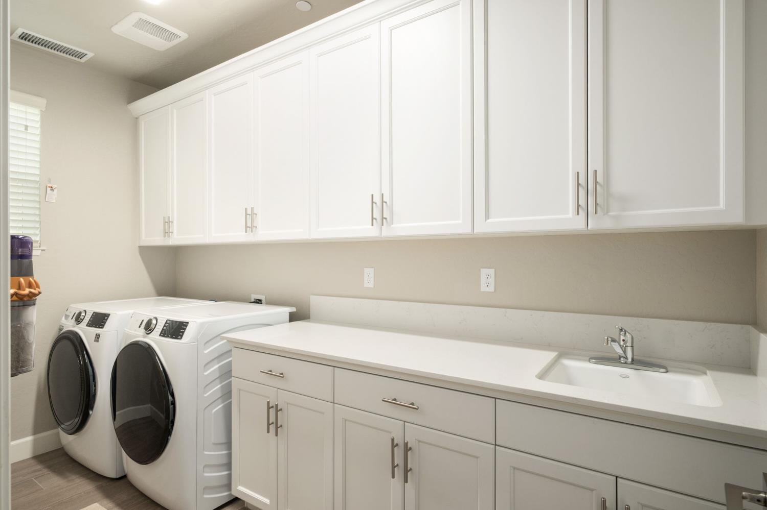 Clovis, California, 93619, United States, 6 Bedrooms Bedrooms, ,4 BathroomsBathrooms,Residential,For Sale,2005151