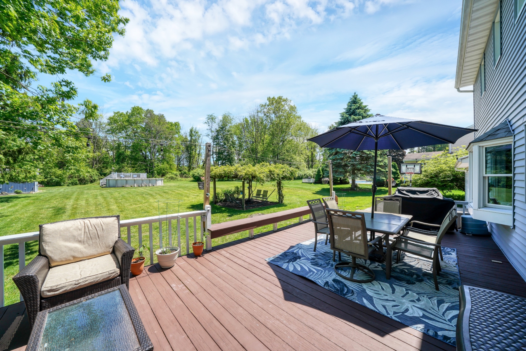  Neighborhood Colonial with Park Like Backyard - 物件實景