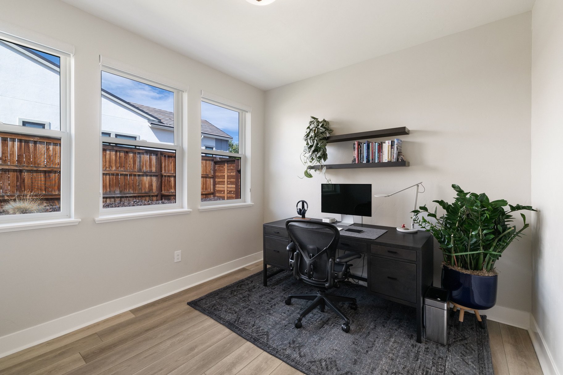  High ceilings, beautiful finishes, and privacy define this modern home - 物件實景