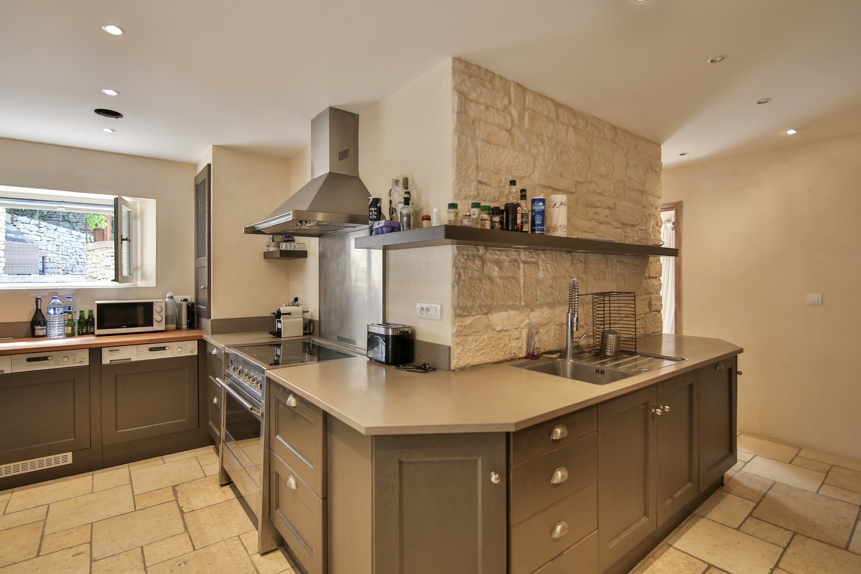  Elegant stone property in the heart of the Luberon