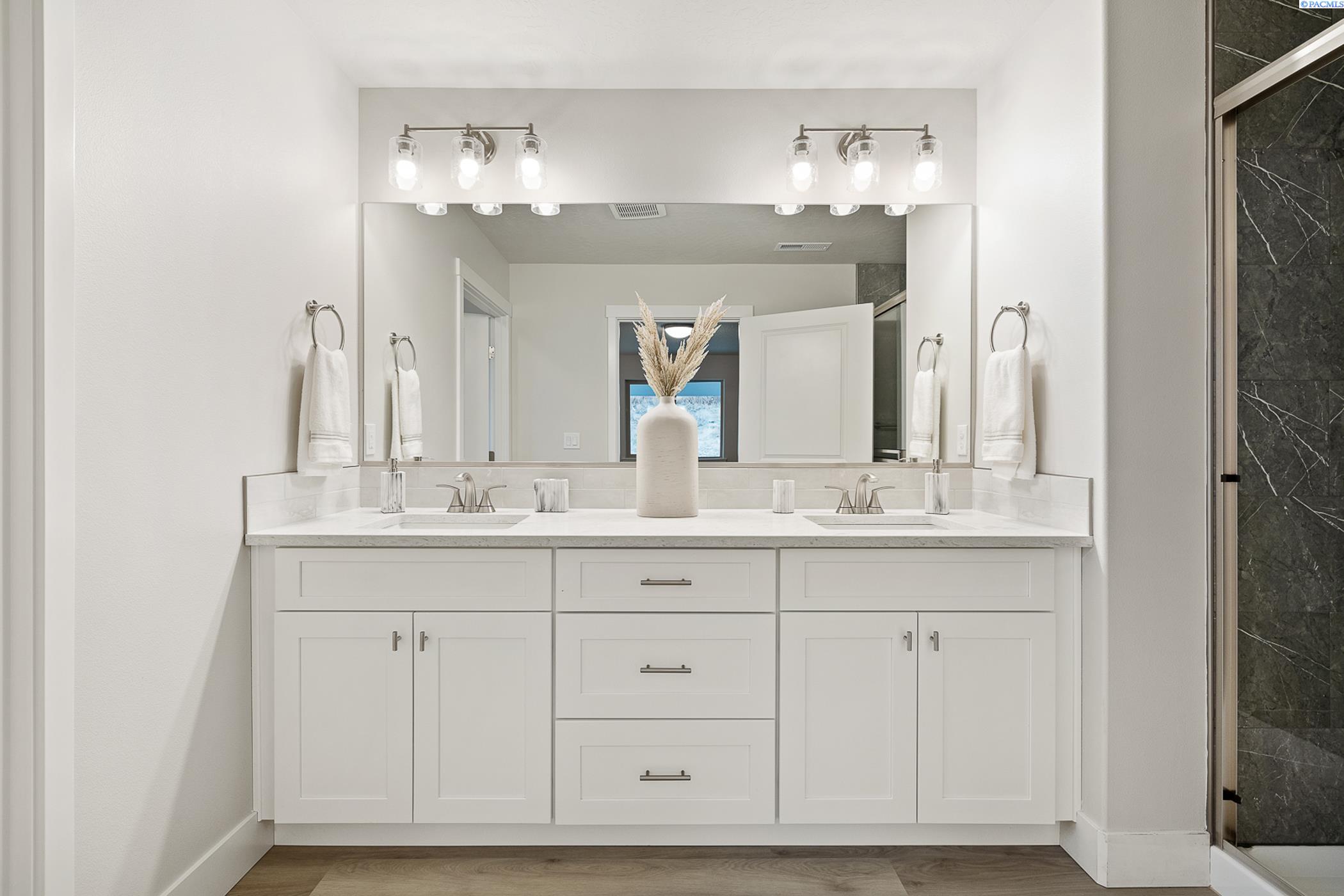 Kennewick, Washington, 99338, United States, 4 Bedrooms Bedrooms, ,1 BathroomBathrooms,Residential,For Sale,1973068