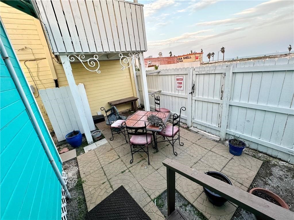 Corpus Christi, Texas, 78402, United States, 4 Bedrooms Bedrooms, ,3 BathroomsBathrooms,Residential,For Sale,1934192