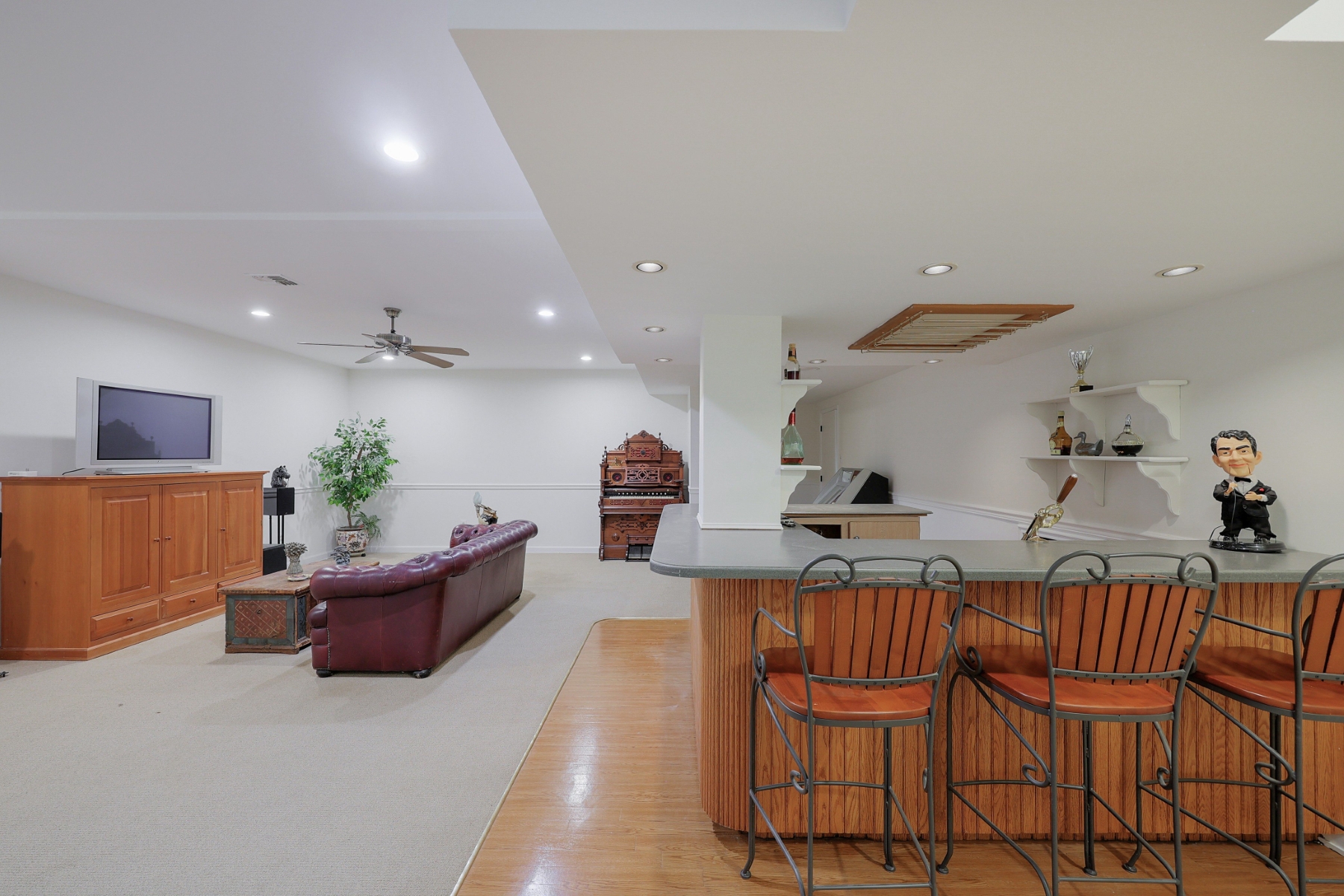  Spacious Living, Thoughtful Updates and Desirable Location - 物件實景