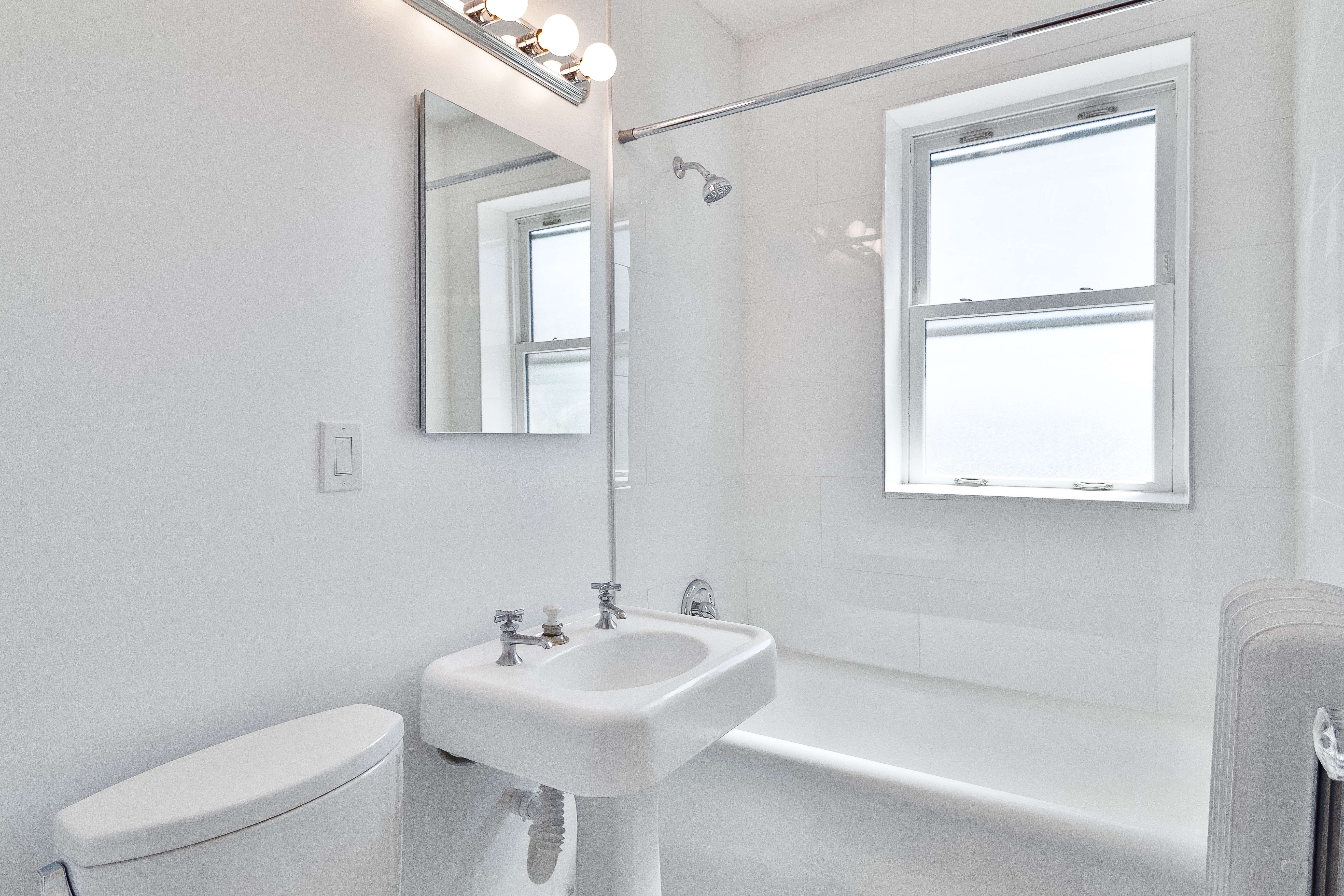  This Home Delivers Privacy, Volume, and Timeless Vintage Character - 物件實景