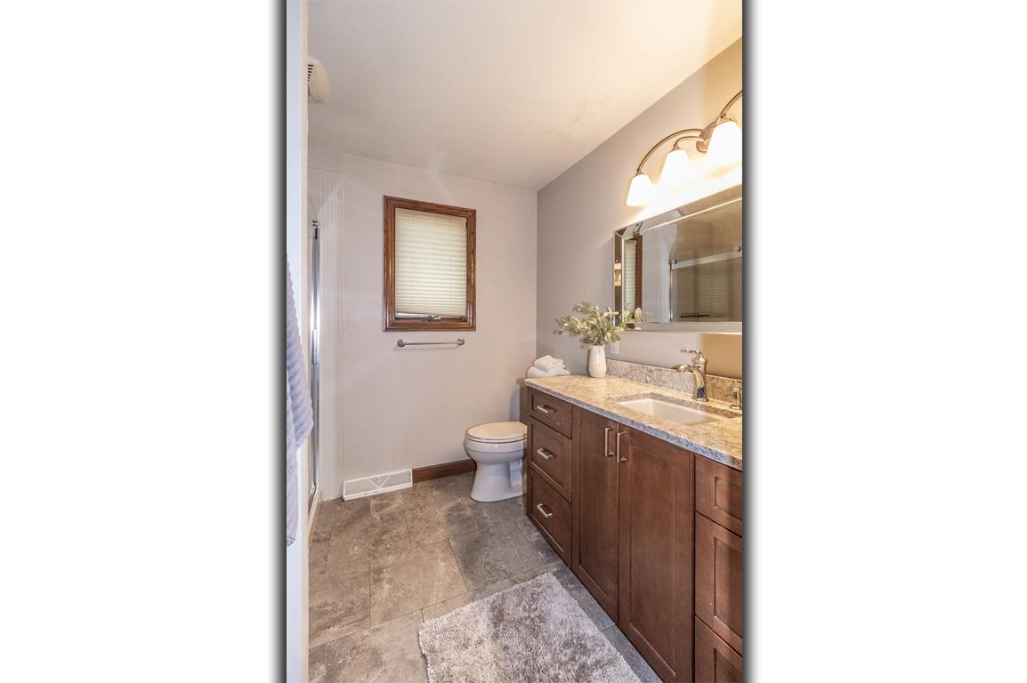 New London, Wisconsin, 54961-8021, United States, 4 Bedrooms Bedrooms, ,2 BathroomsBathrooms,Residential,For Sale,1984435